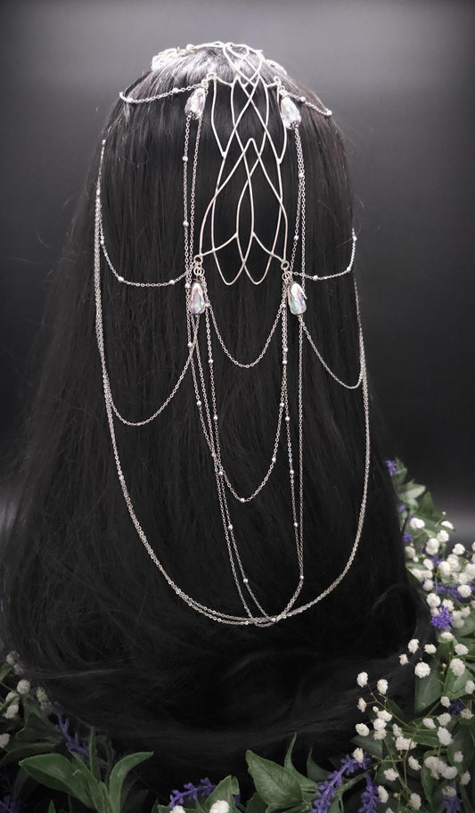 Versilbertes Headpiece - Mittelscheitel Diadem - Fantasy Tiara - Krone mit Ketten und Perlen - Hochzeit, Cosplay & LARP