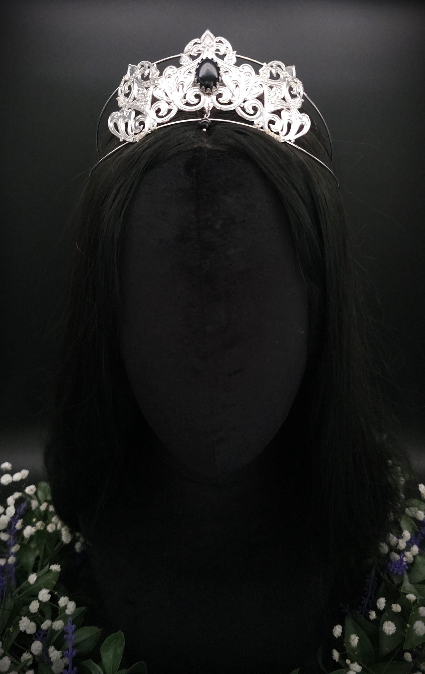Filigrane Tiara mit Blauflussstein und Perle – handgefertigte kleine Krone für Gothic, Hochzeiten und Bräute - Kostüm Accessoire