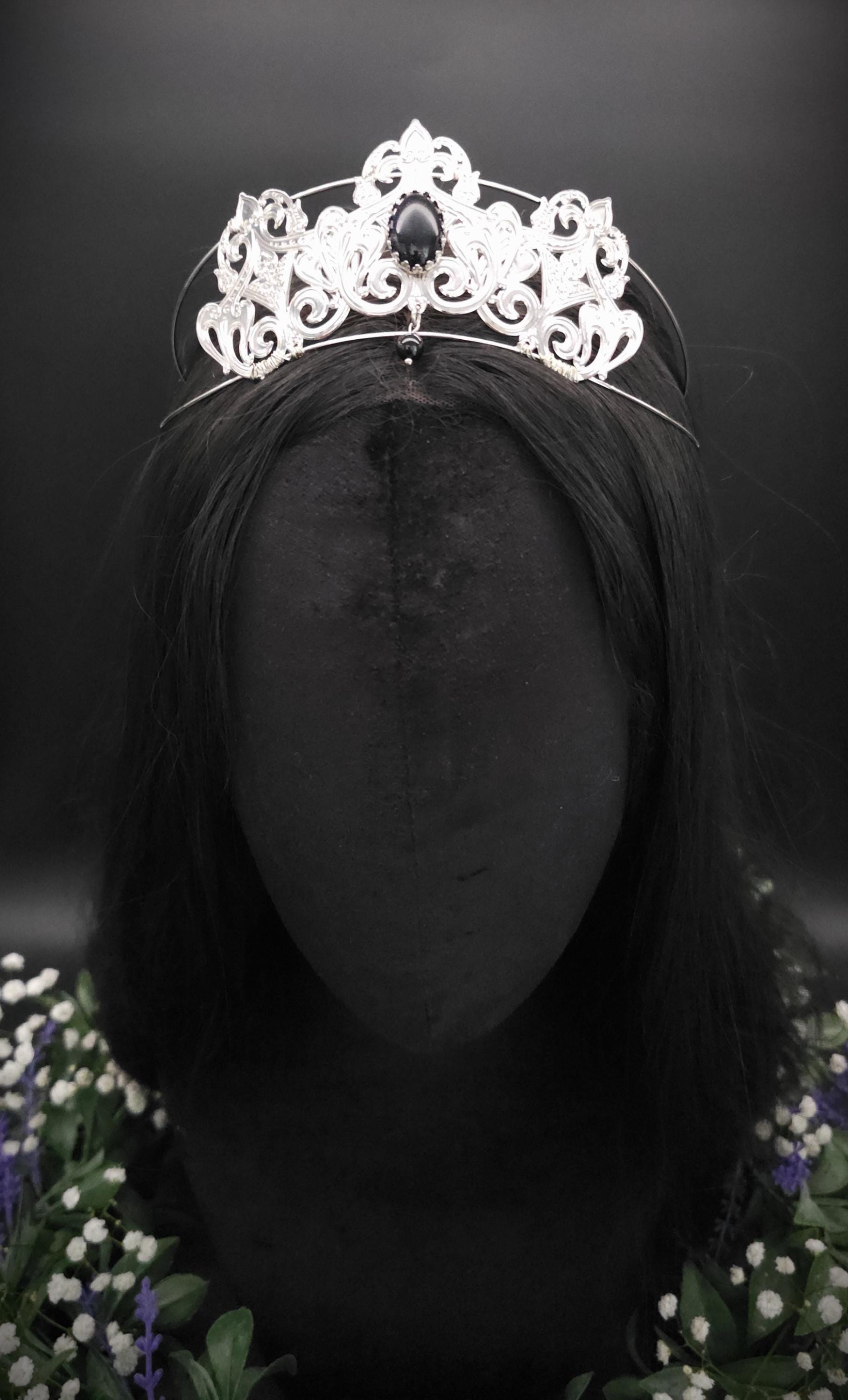 Filigrane Tiara mit Blauflussstein und Perle – handgefertigte kleine Krone für Gothic, Hochzeiten und Bräute - Kostüm Accessoire