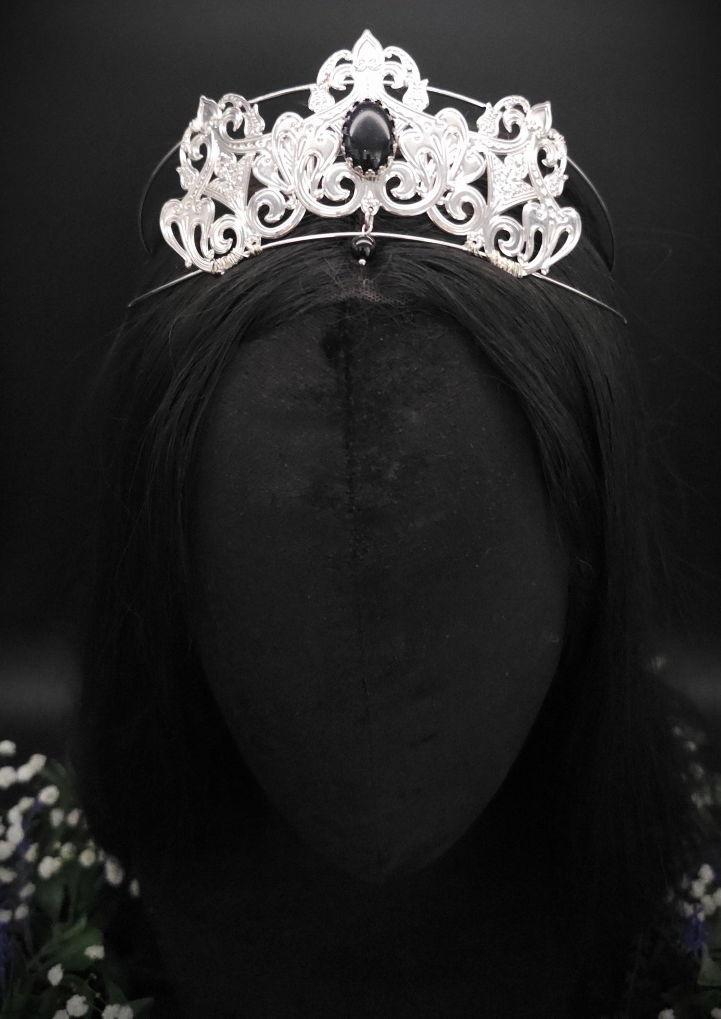 Filigrane Tiara mit Blauflussstein und Perle – handgefertigte kleine Krone für Gothic, Hochzeiten und Bräute - Kostüm Accessoire