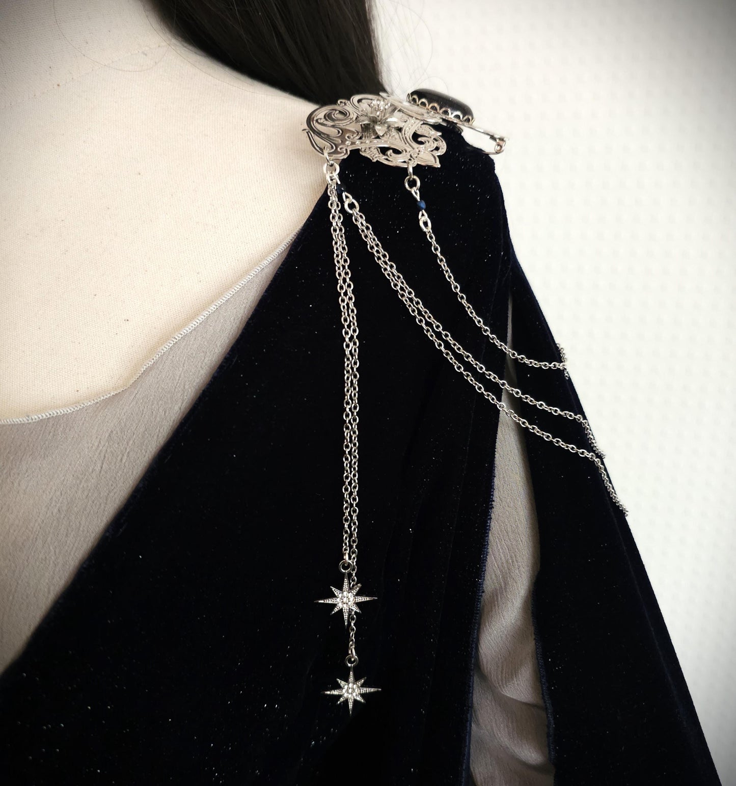 Schulterbroschen Paar "Cylaréme" ~ Fantasy Kostüm Accessoire mit Sternen und Blaufluss Cabochon ~ Art Nouveau ~ Braut und Hochzeitsschmuck
