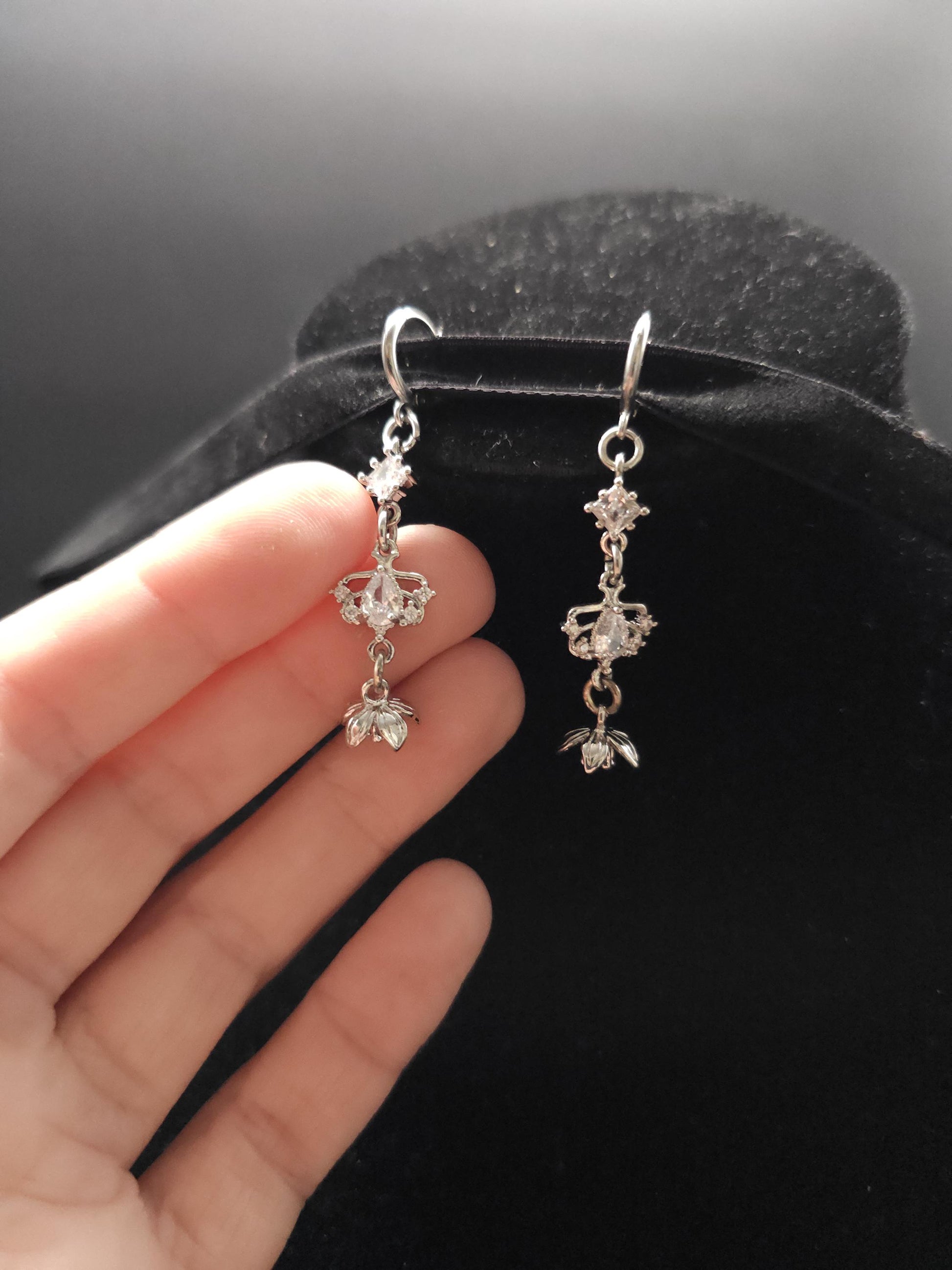 Zirkonia Hängeohrringe mit Blütenanhänger - Edelstahl Ohrhaken - Elegante Ohrringe für Hochzeiten & Bräute