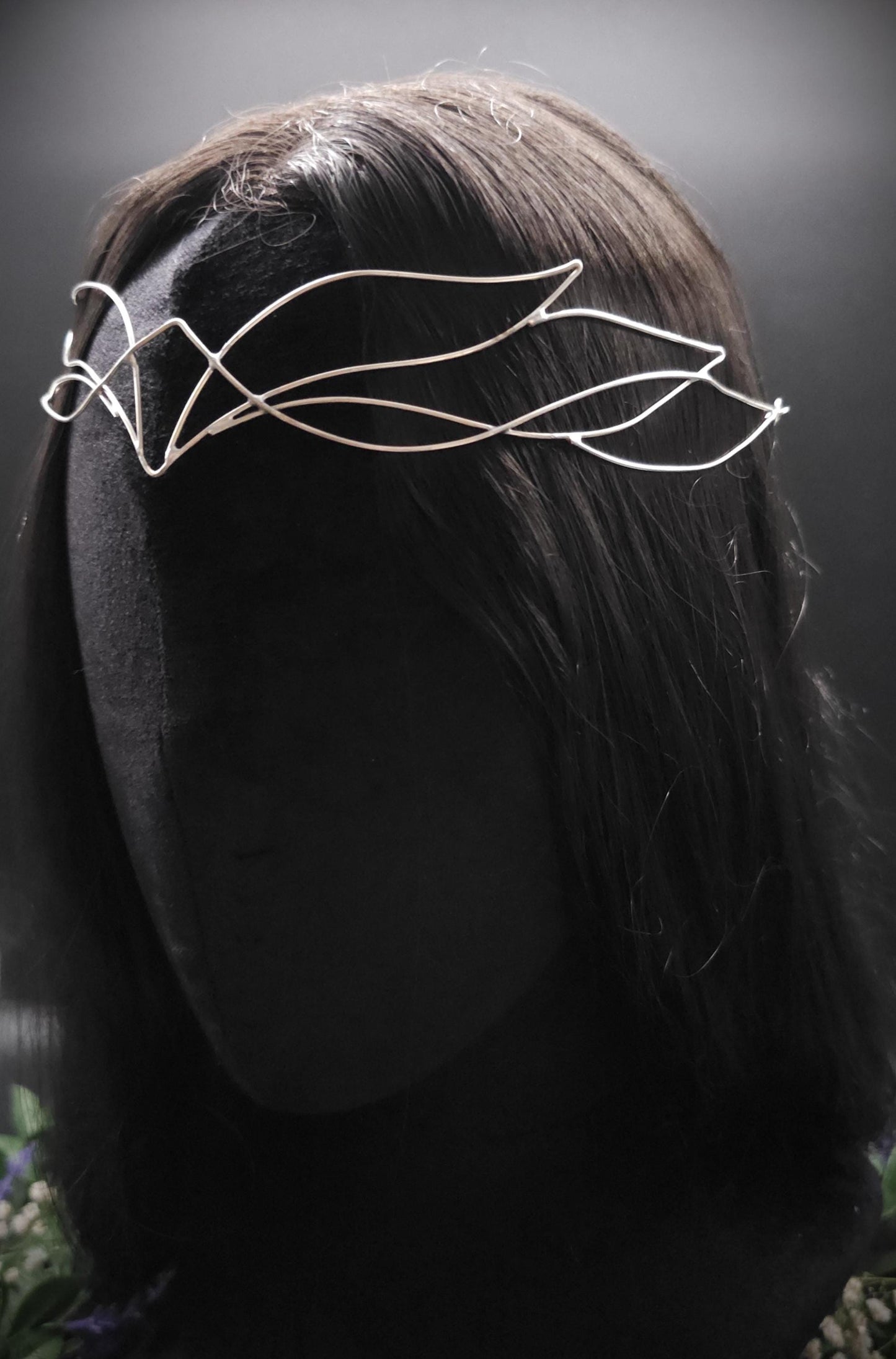 Versilbertes Elfen-Diadem "Yalväe" ~ Draht Tiara im Schwingen Design ~ Größenverstellbar ~ Accessoire für LARP, Cosplay und Hochzeiten