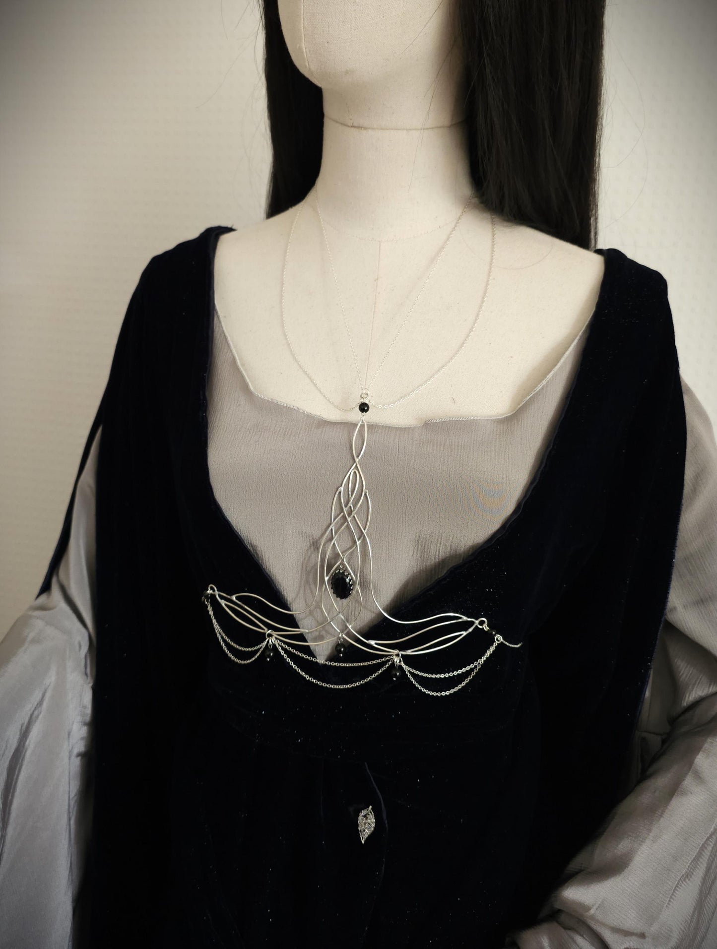 Bodychain "Elyráe" ~ Fantasy Unterbrust-Schmuck aus versilbertem Draht ~ Blaufluss-Cabochon und Perlen ~ Größenverstellbar