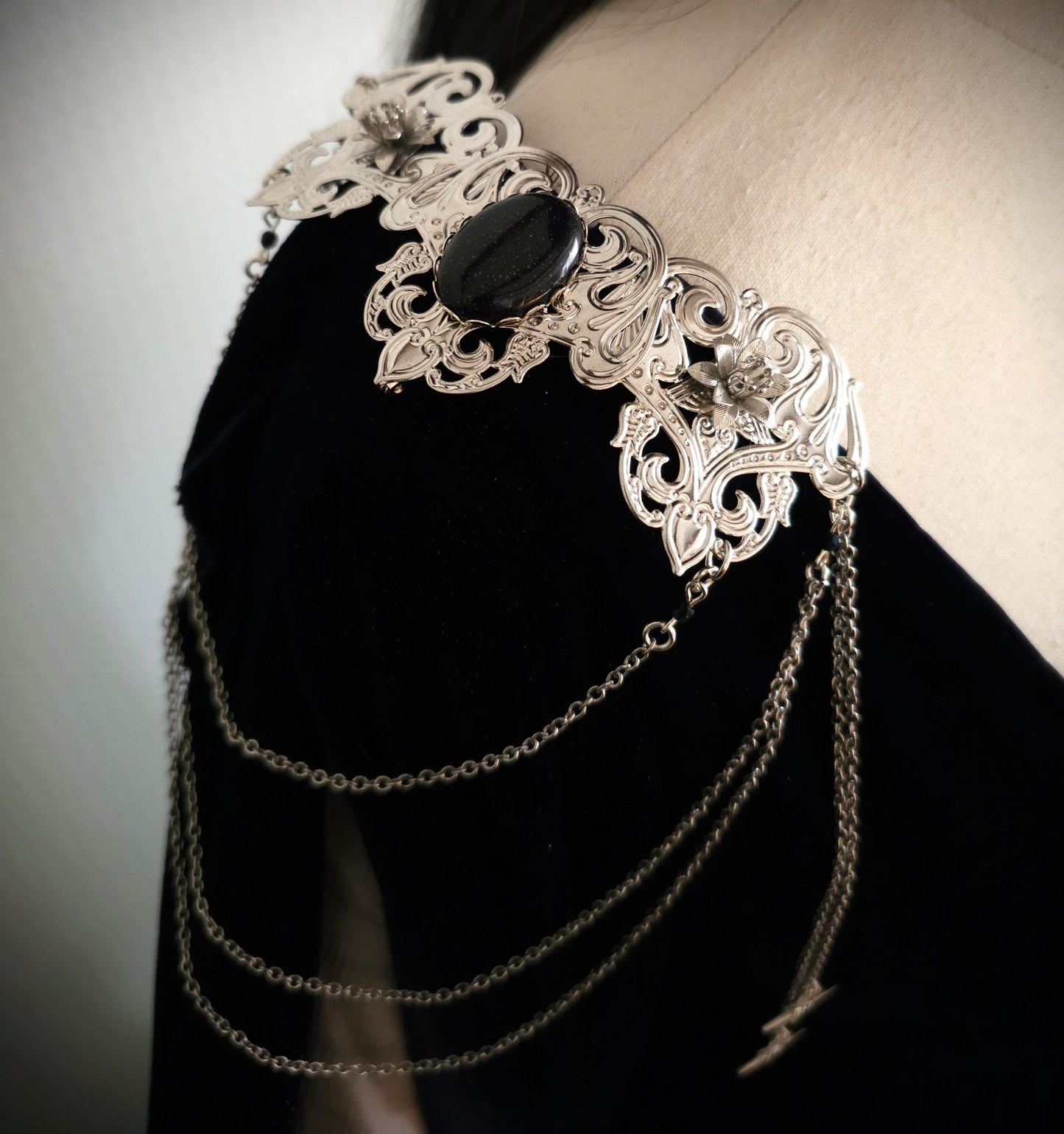 Schulterbroschen Paar "Cylaréme" ~ Fantasy Kostüm Accessoire mit Sternen und Blaufluss Cabochon ~ Art Nouveau ~ Braut und Hochzeitsschmuck