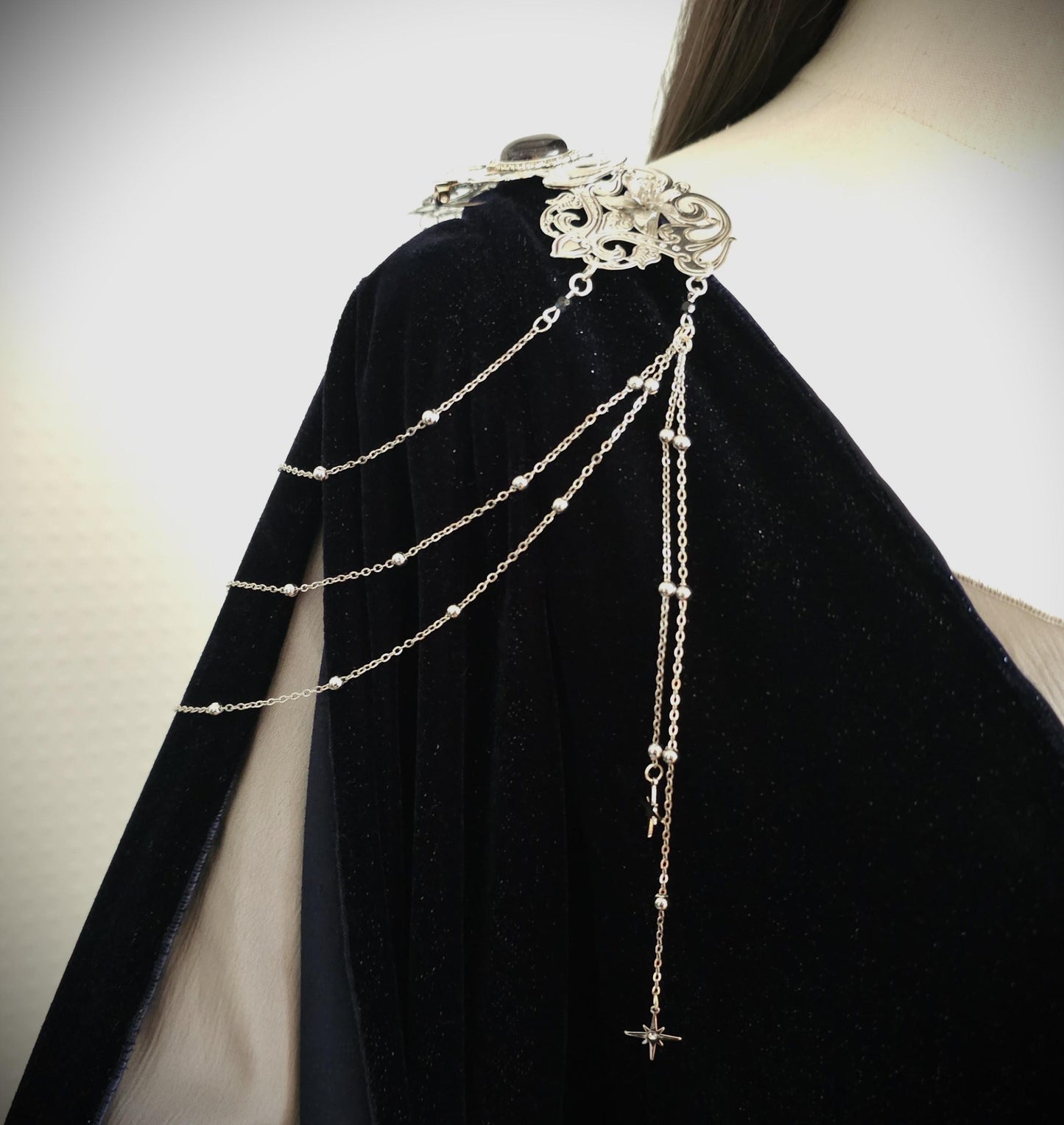 Schulterbroschen-Paar mit filigranen Sternen ~ Kostüm-Accessoire, Elben & Elfen Schmuck ~ Fantasy, Cosplay, Mittelalter ~ Braut und Hochzeit