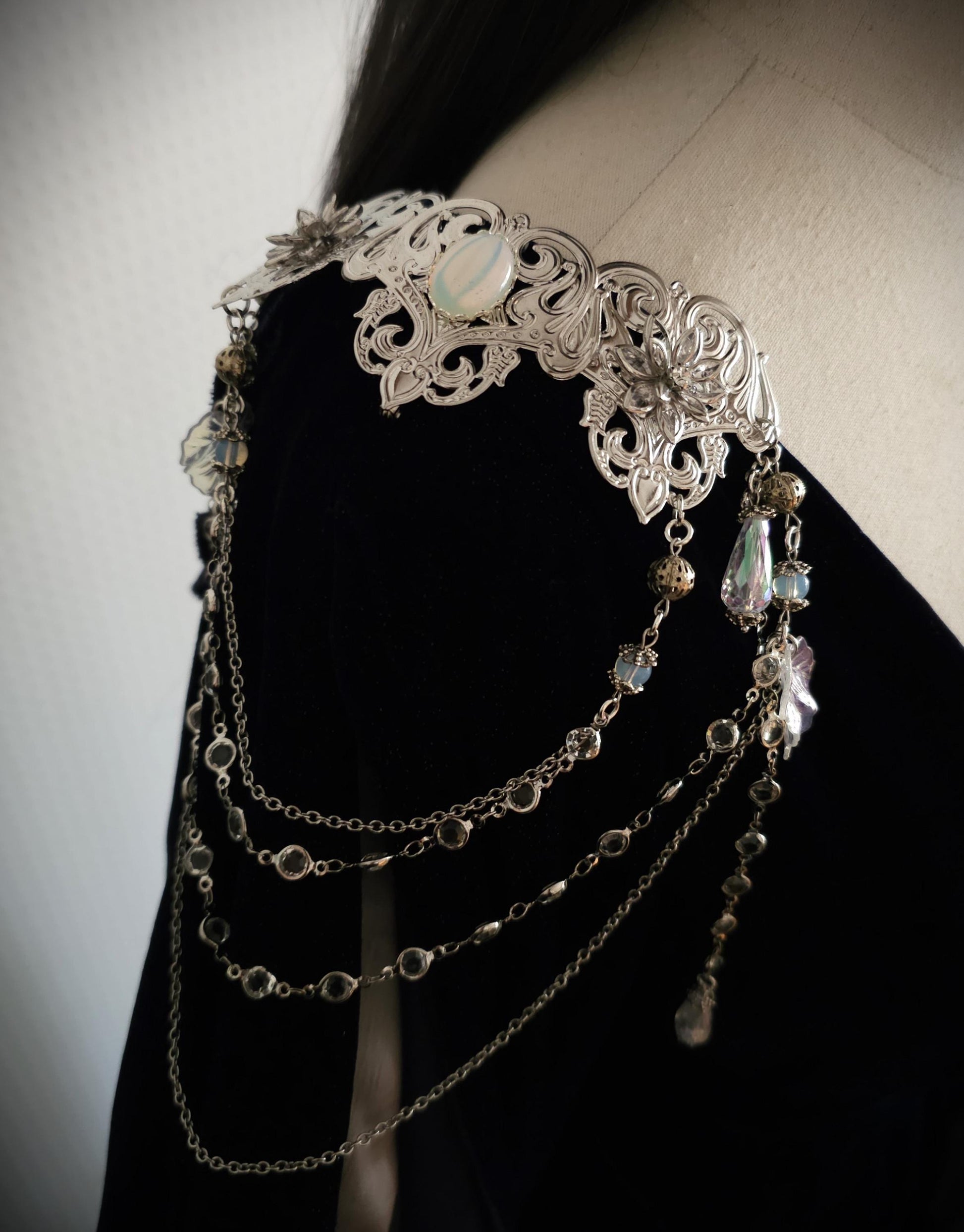 Schulterbroschen "Feryé" ~ Kostüm Accessoire ~Pin Brosche Schalnadel ~ Hochzeits-Schmuck