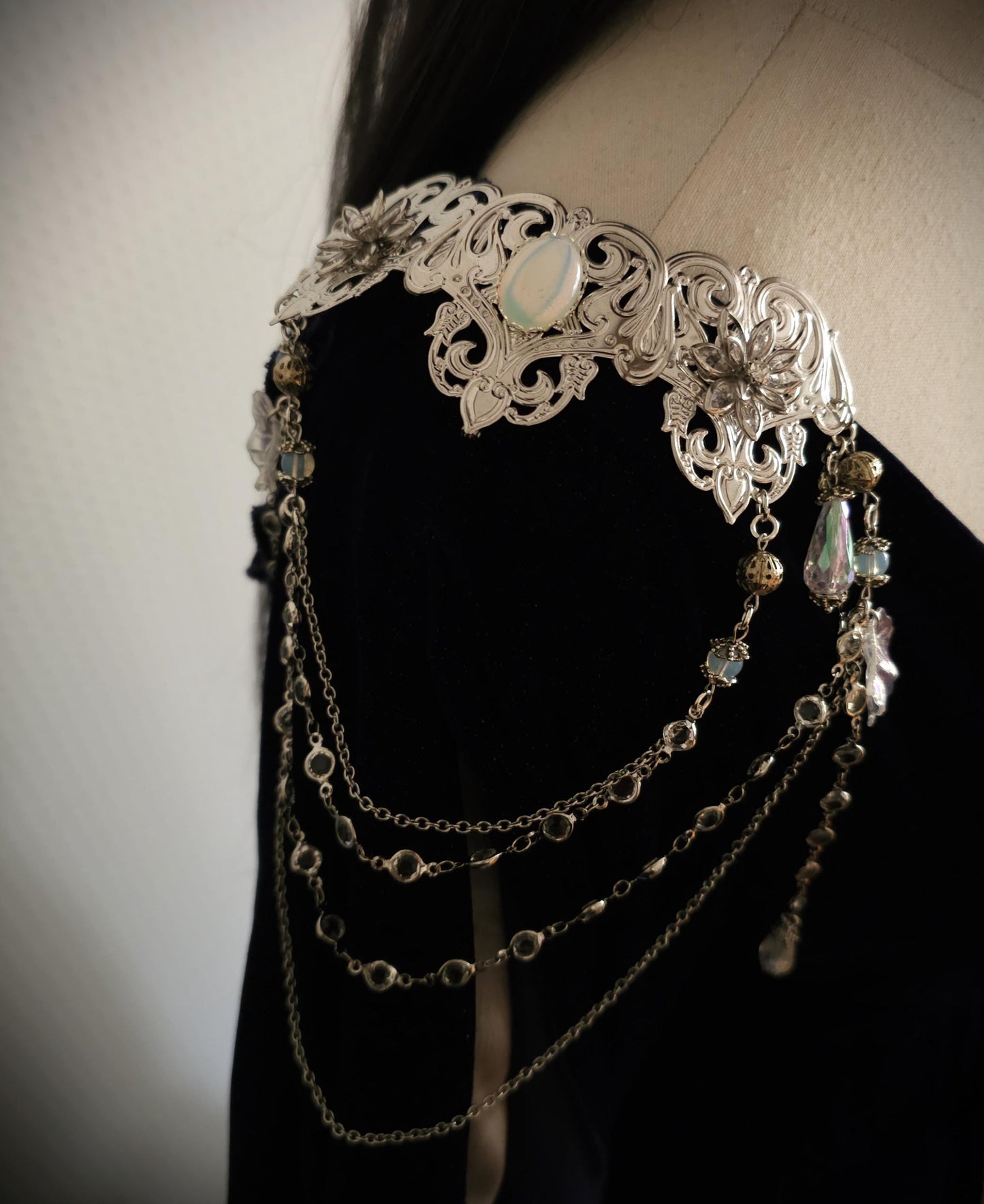 Schulterbroschen "Feryé" ~ Kostüm Accessoire ~Pin Brosche Schalnadel ~ Hochzeits-Schmuck
