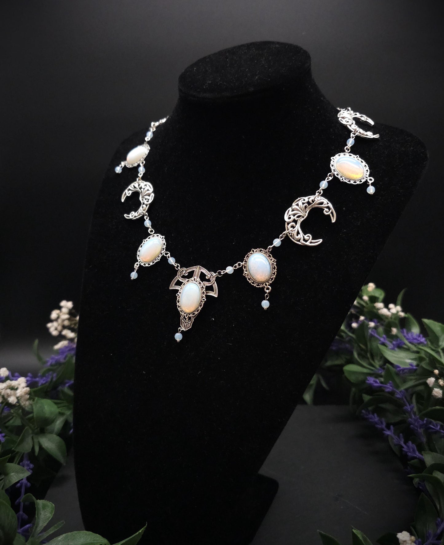 Art Nouveau Halskette mit Opalith Cabochons & Perlen ~ Fantasy Brautschmuck ~ Elfenhafte Halskette ~ Choker ~ Größenverstellbar