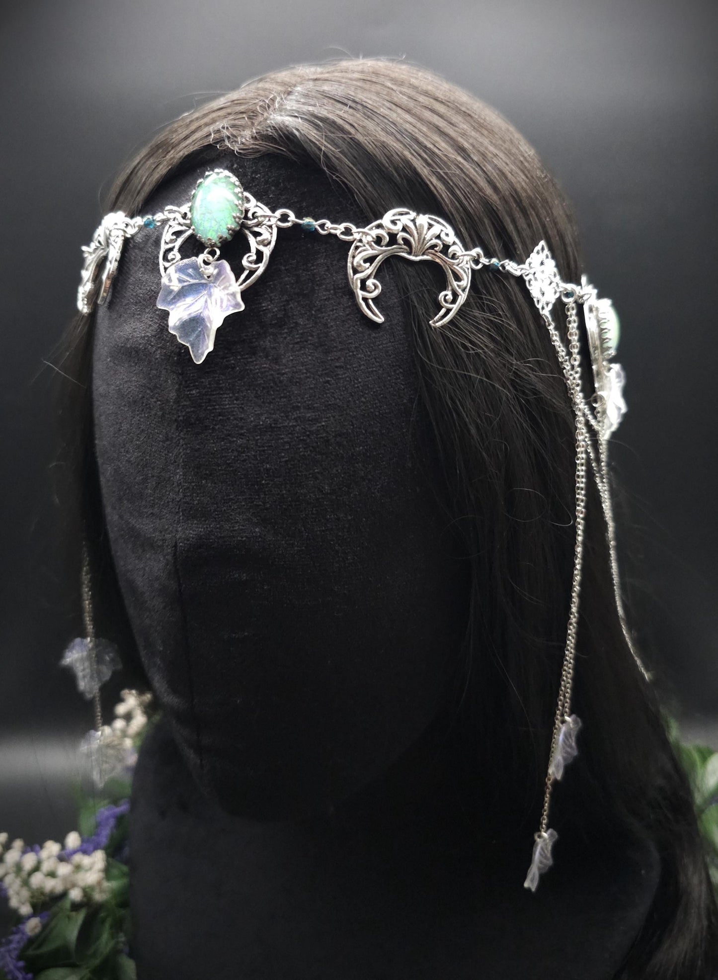 Art Nouveau Headpiece~ Salbeigrüne Resin Cabochons ~ irisierende Blätterkrone ~ Glaskristall Ketten ~ Fantasy Elven Haar Schmuck