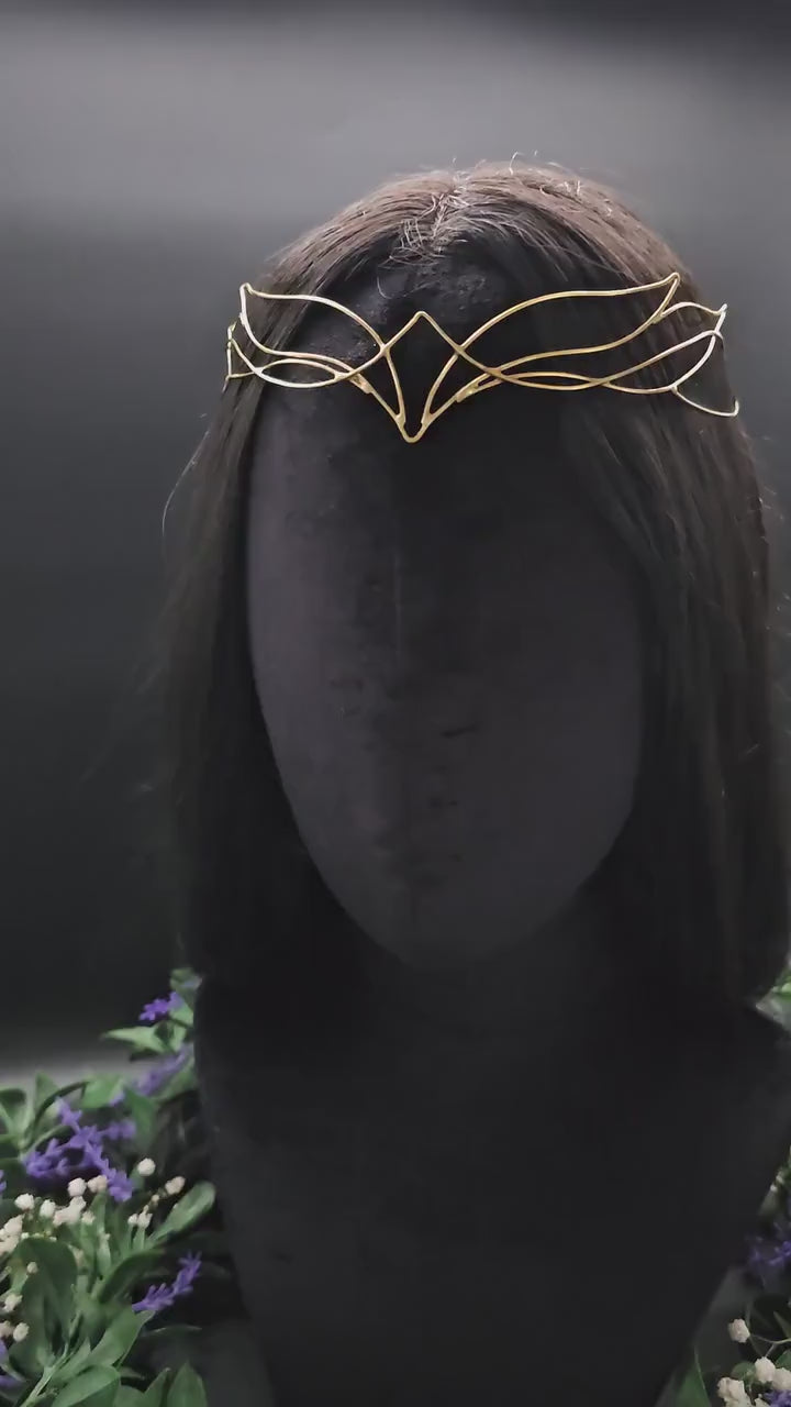 Messing Diadem "Nyaame" ~ Draht Tiara im Schwingen Design ~ Größenverstellbar ~ Accessoire für LARP, Cosplay und Hochzeiten