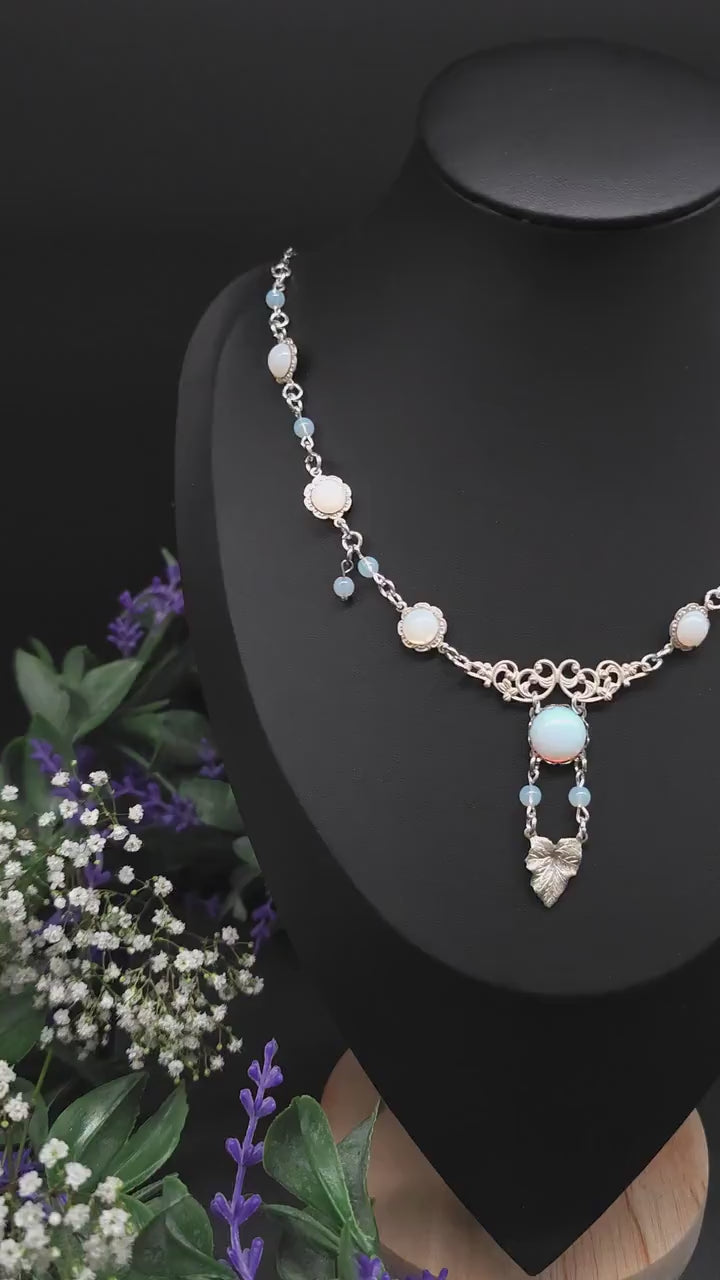 Opalith Collier mit Blattanhänger – Jugendstil / Art Nouveau Halskette, größenverstellbar, romantischer Braut- & Fantasy Schmuck