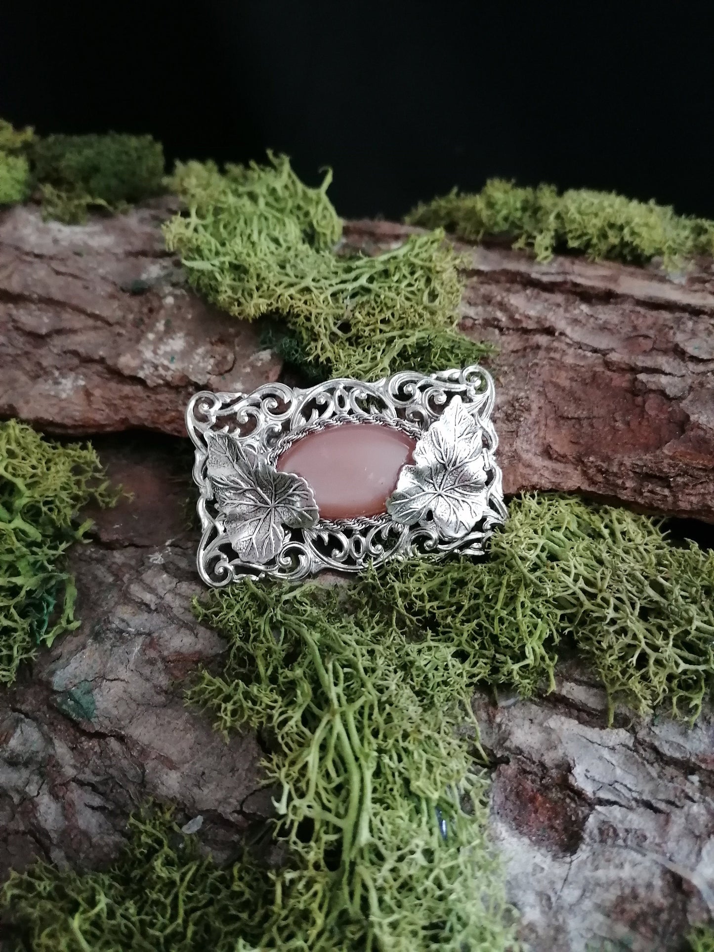 Silberne Brosche mit Pfirsich Mondstein, Schalnadel im Art Nouveau Stil, Fantasy Accessoire, Renaissance Faire