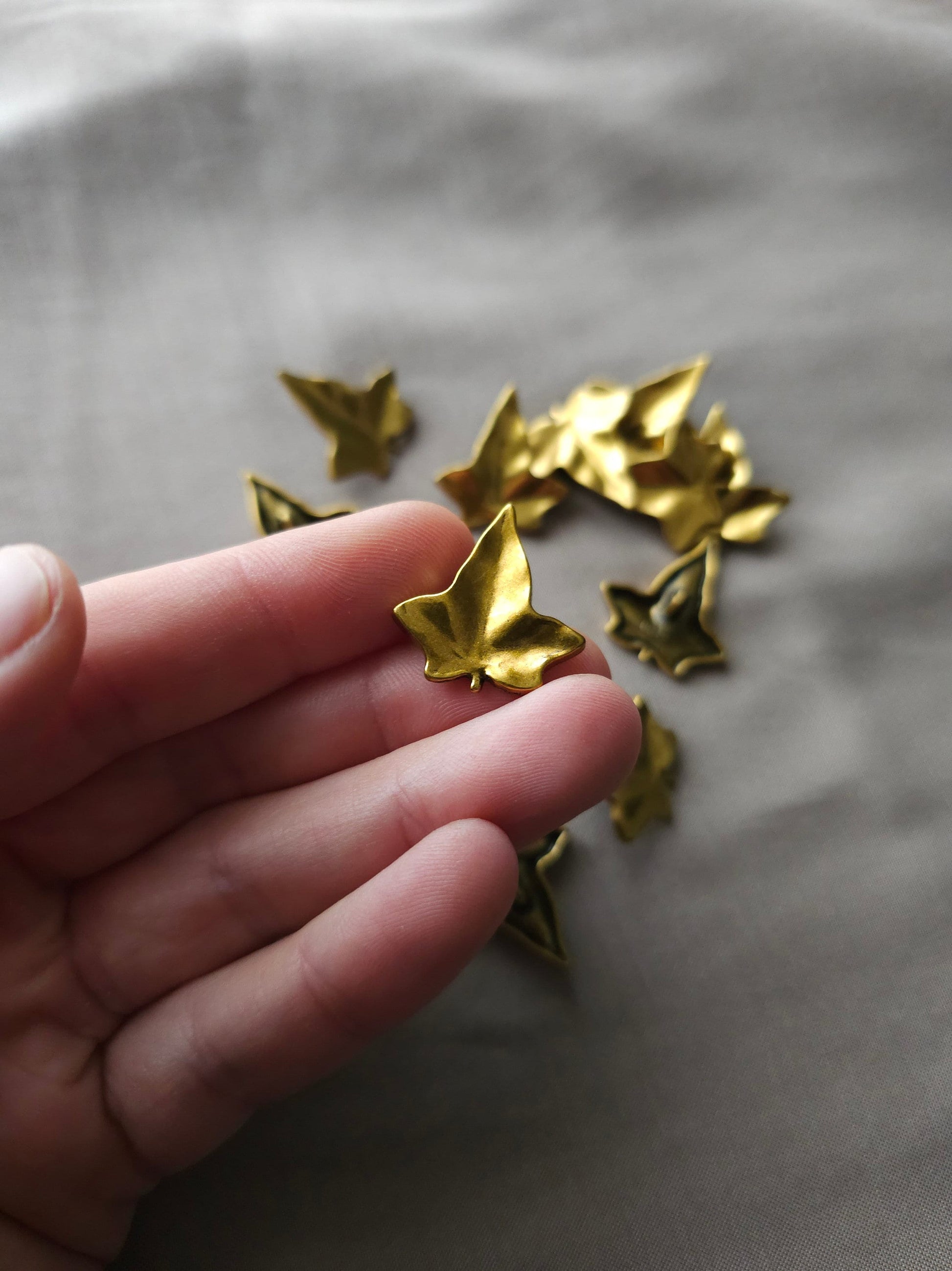 Blatt Knöpfe, 4er Set Messingfarbene Knöpfe, Ahornform