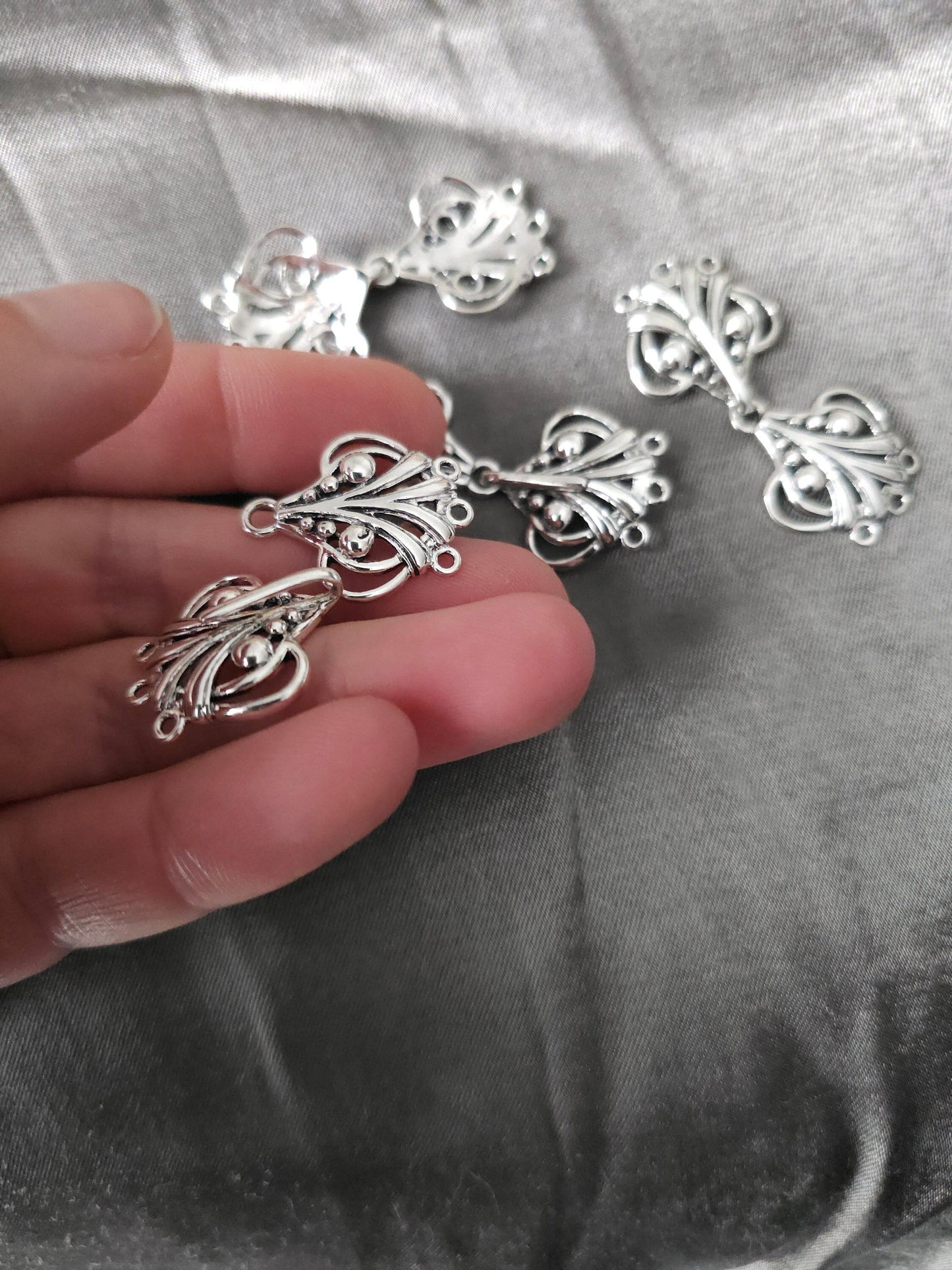 Zierliche Gewandschließe, Art Nouveau inspirierte elfenhafte Schließe