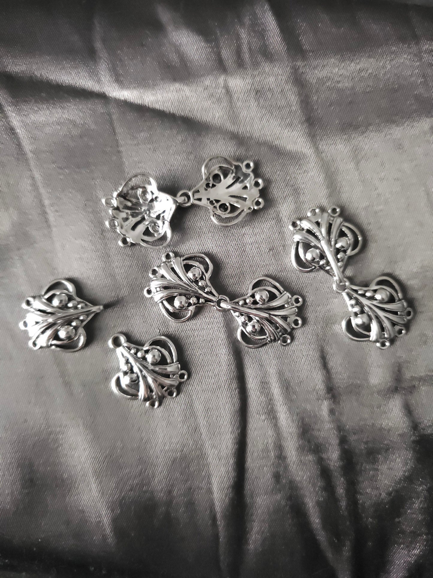 Zierliche Gewandschließe, Art Nouveau inspirierte elfenhafte Schließe