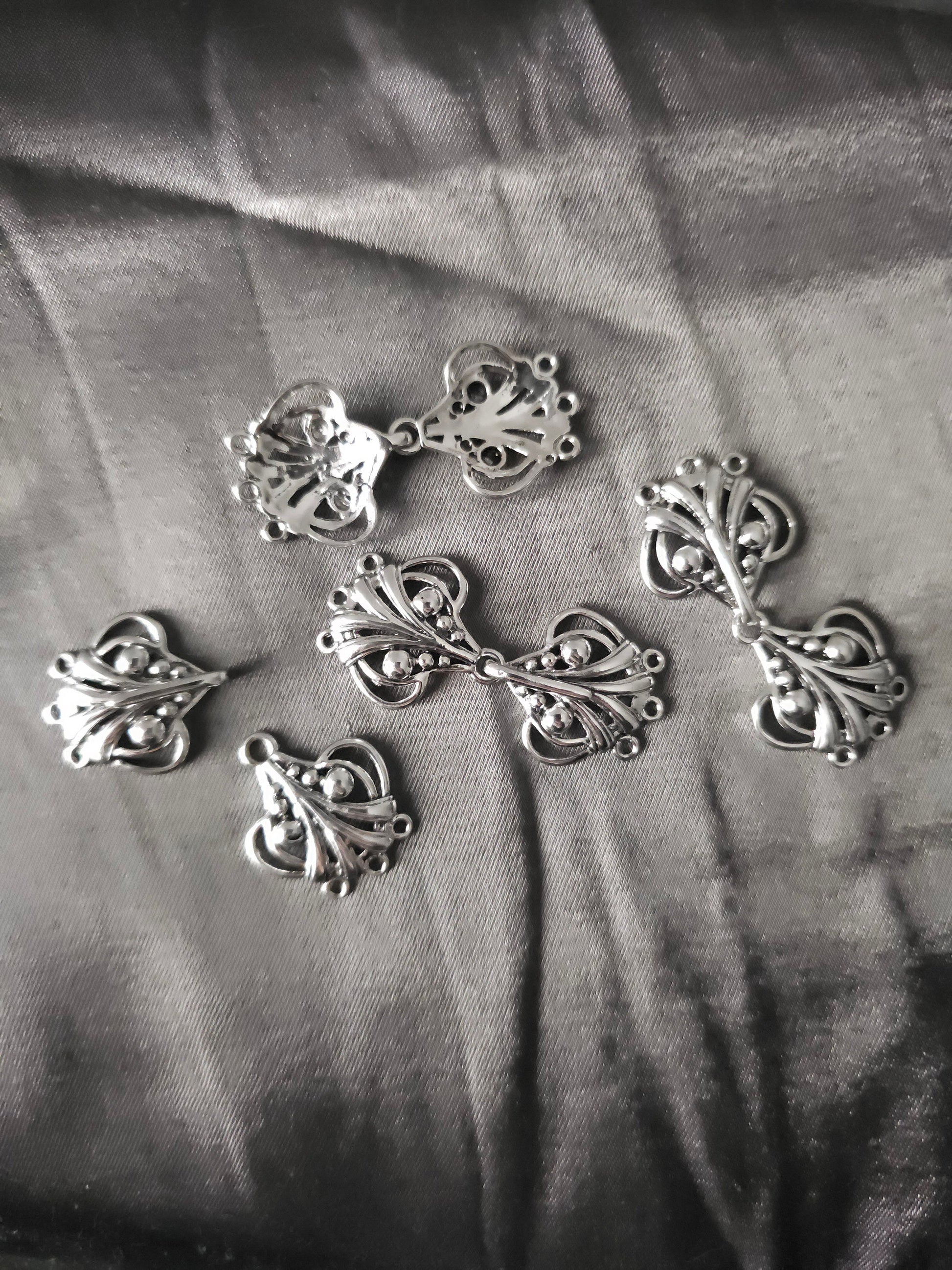 Zierliche Gewandschließe, Art Nouveau inspirierte elfenhafte Schließe