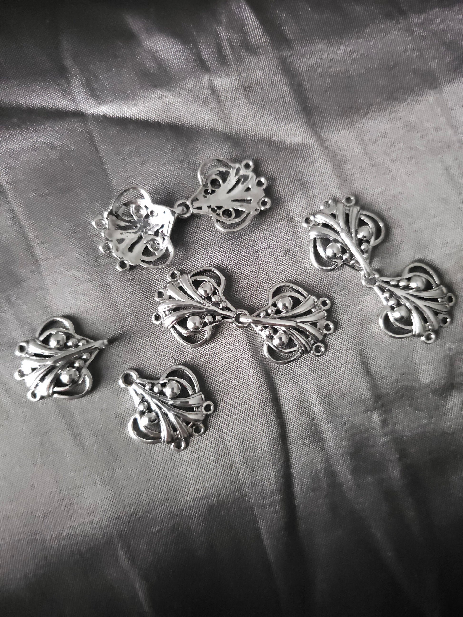 Zierliche Gewandschließe, Art Nouveau inspirierte elfenhafte Schließe