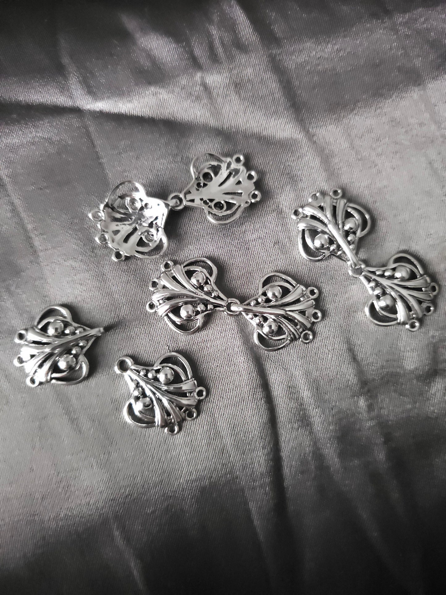 Zierliche Gewandschließe, Art Nouveau inspirierte elfenhafte Schließe