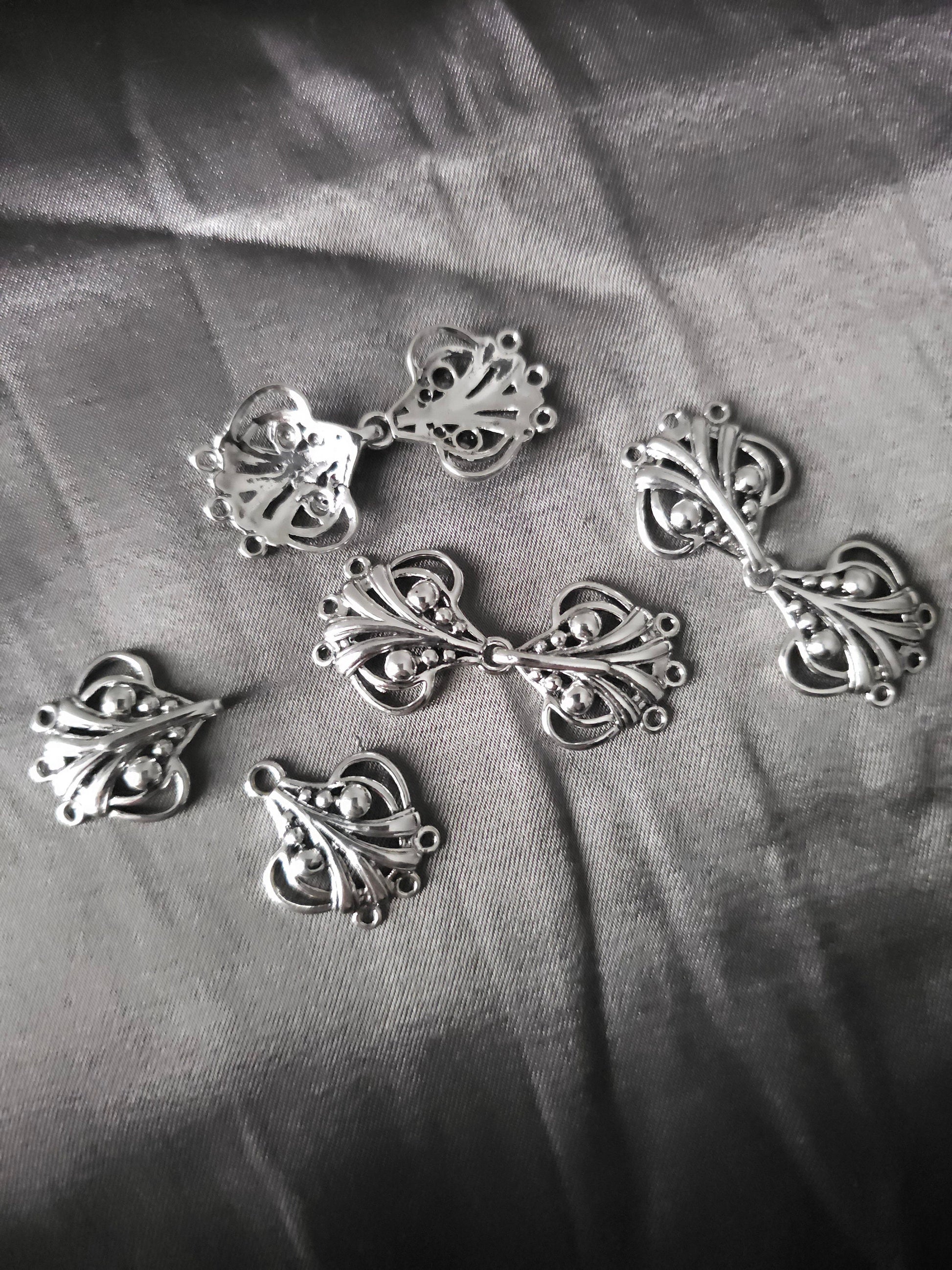 Zierliche Gewandschließe, Art Nouveau inspirierte elfenhafte Schließe