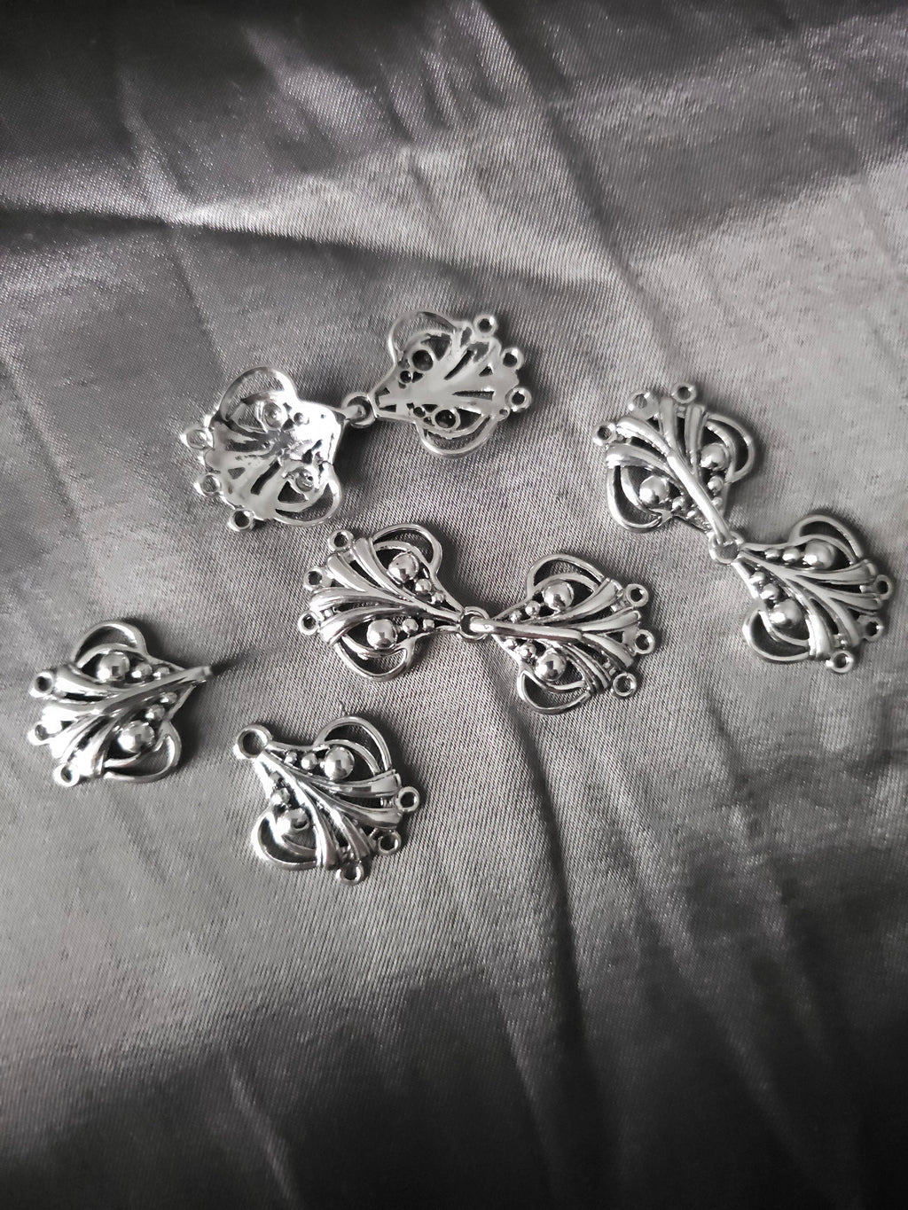 Zierliche Gewandschließe, Art Nouveau inspirierte elfenhafte Schließe