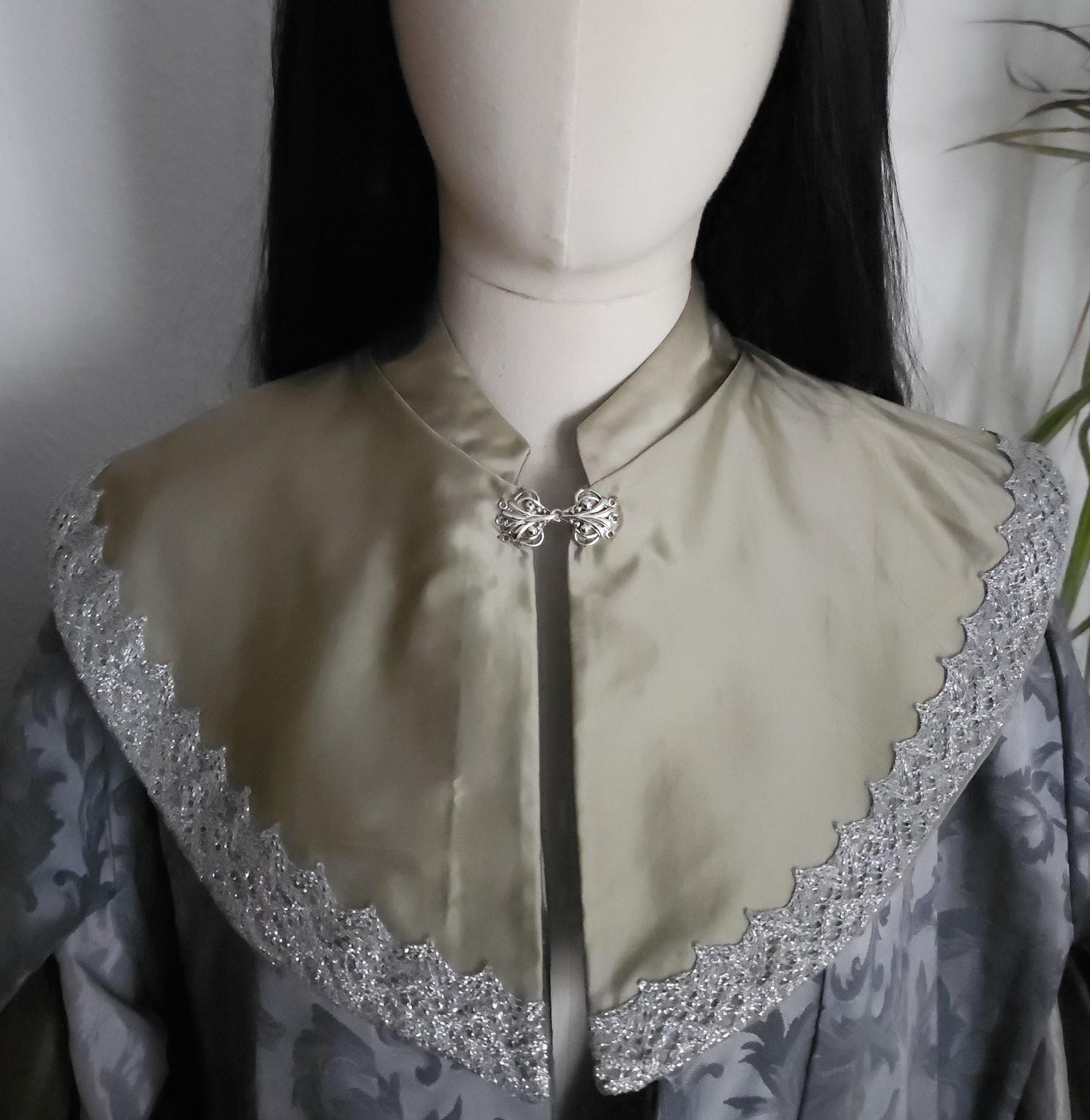 Nackenwärmer "Millayná", Elbische Gugel, Salbeigrün, Silber, Fantasy Accessoire, Mittelalter Schal, Hexen Capelet