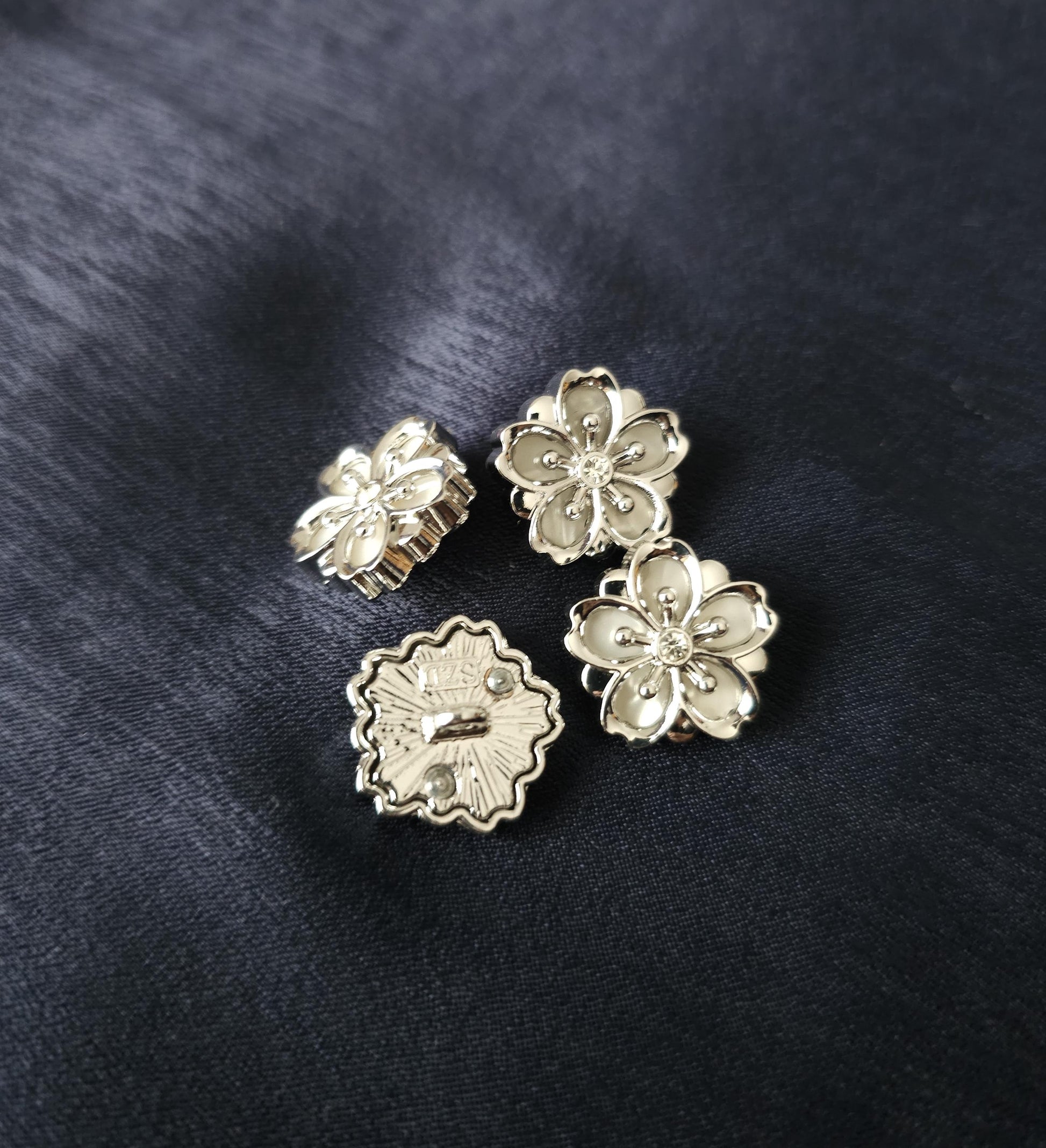 Metall Blumenknöpfe ~ 4er Set ~ eingefasstes Perlmutt ~ elegante Knöpfe ~ Basteln & DIY