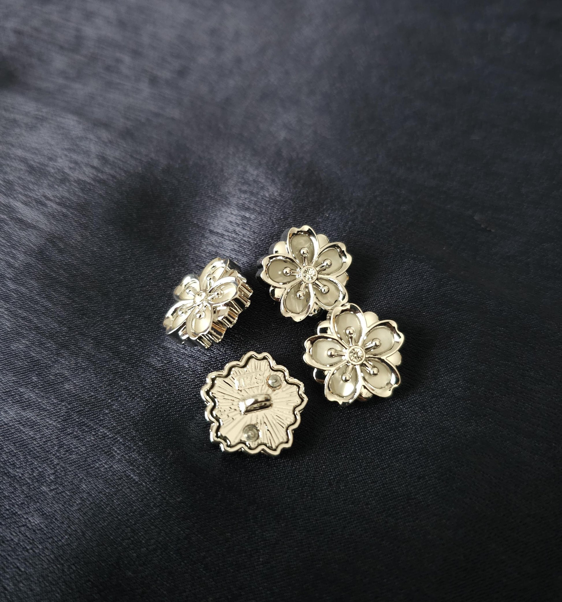 Metall Blumenknöpfe ~ 4er Set ~ eingefasstes Perlmutt ~ elegante Knöpfe ~ Basteln & DIY