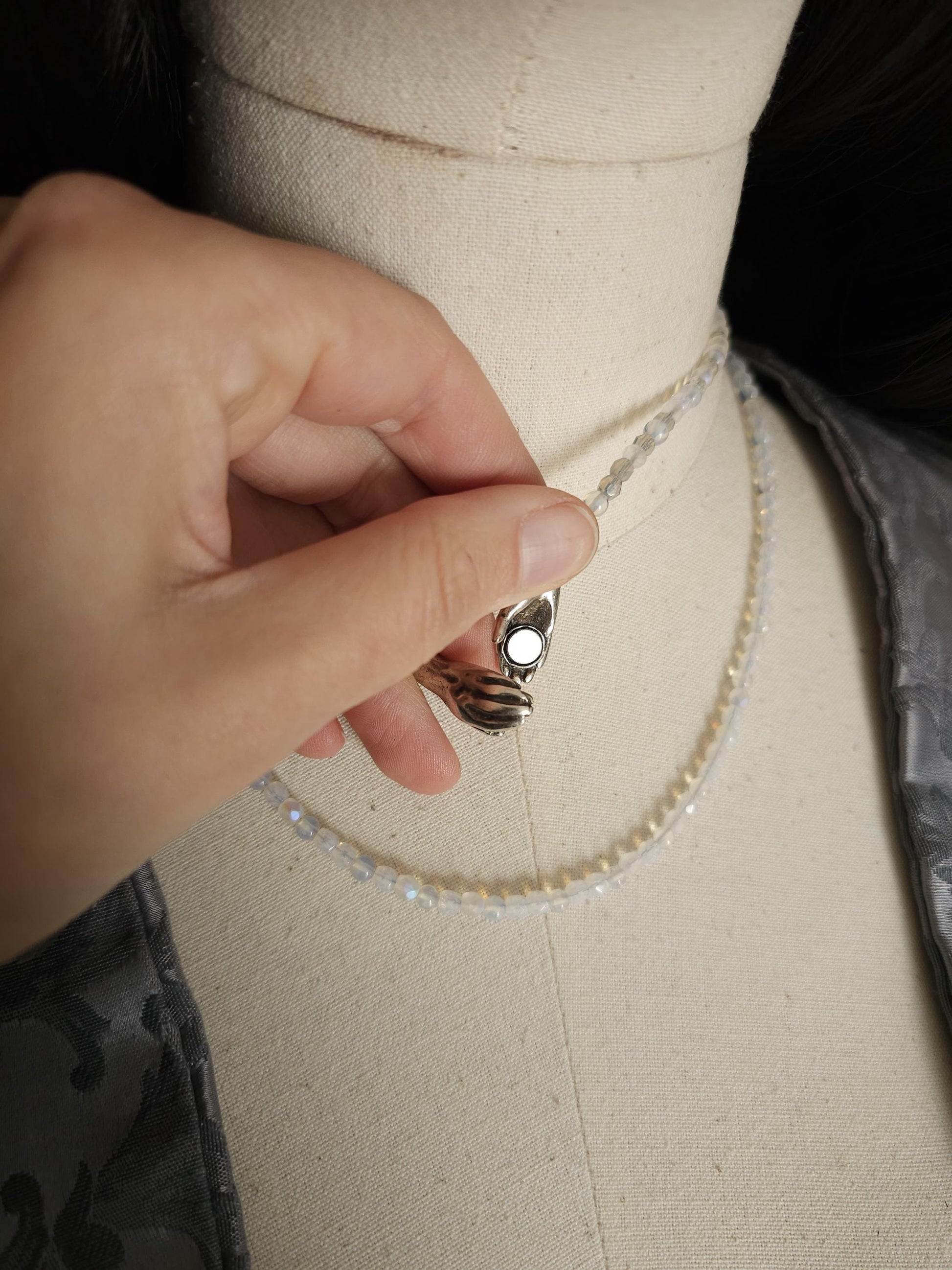 Handgefertigte Kette mit Handsymbolik-Magnetverschluss – Choker & Halskette im Set, Hochwertige tschechische Perlen in Opalith-Optik