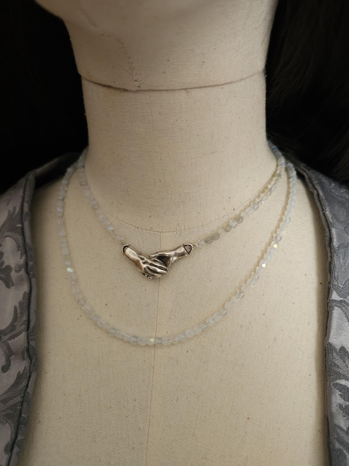 Handgefertigte Kette mit Handsymbolik-Magnetverschluss – Choker & Halskette im Set, Hochwertige tschechische Perlen in Opalith-Optik