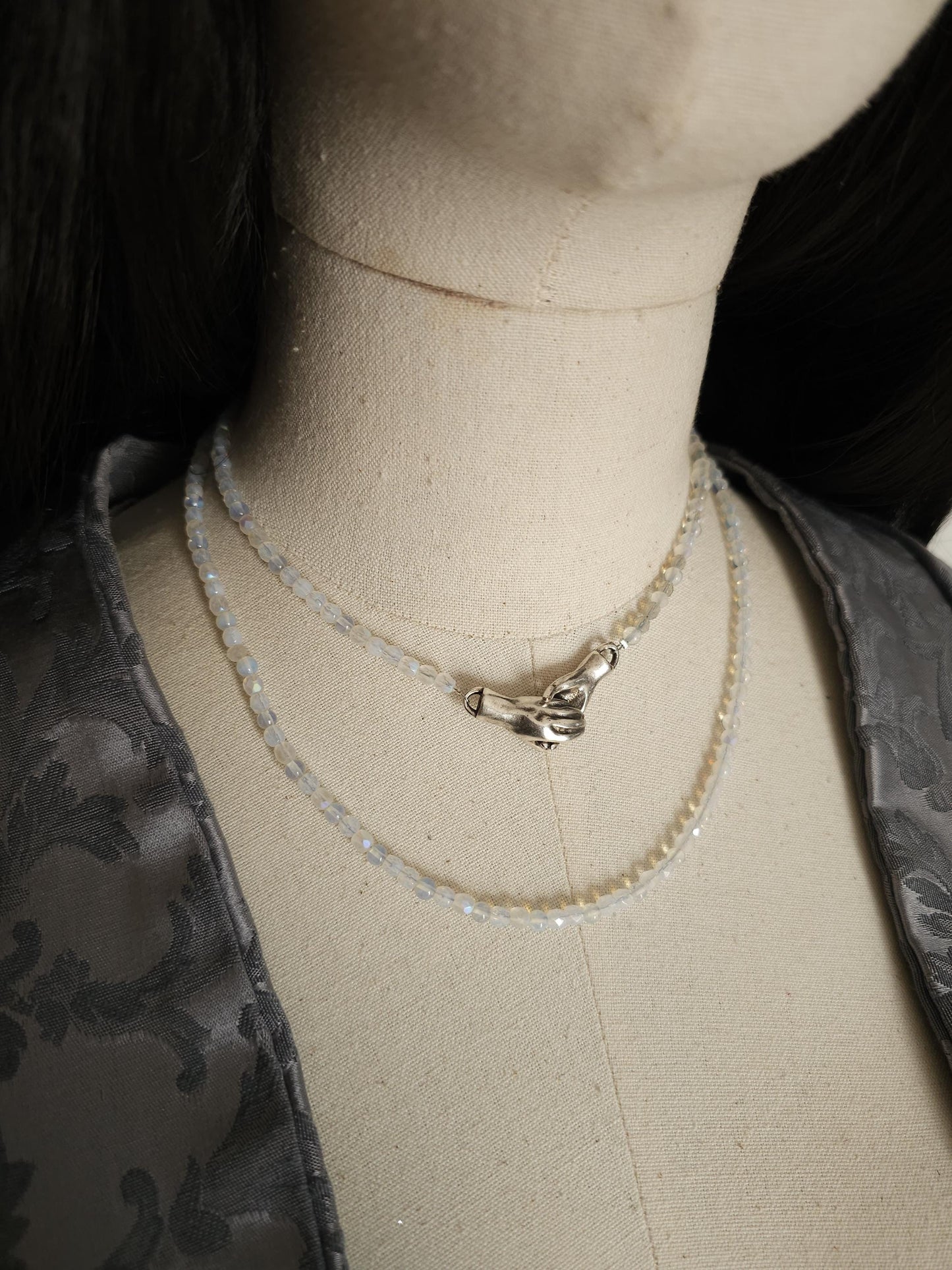 Handgefertigte Kette mit Handsymbolik-Magnetverschluss – Choker & Halskette im Set, Hochwertige tschechische Perlen in Opalith-Optik