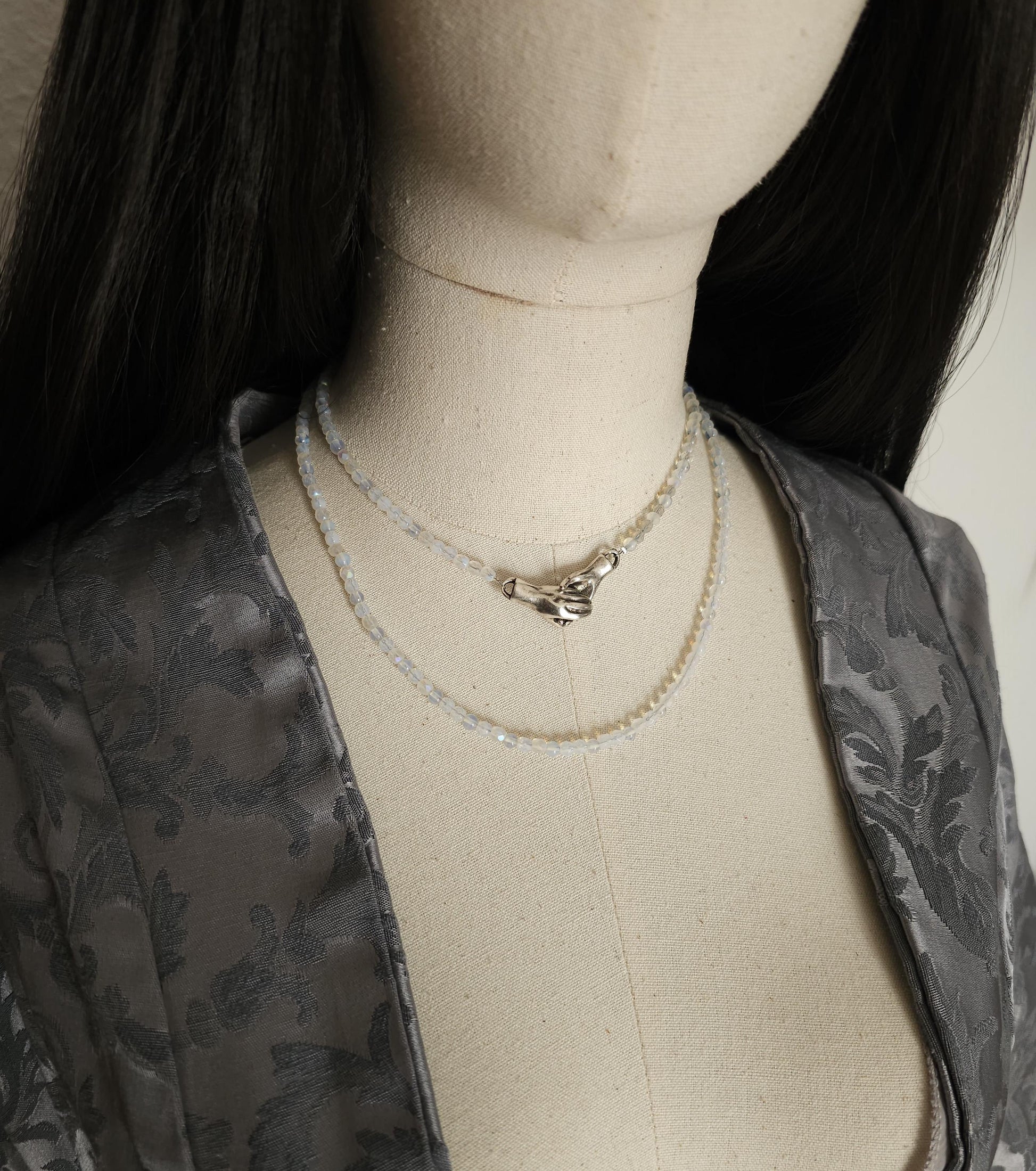 Handgefertigte Kette mit Handsymbolik-Magnetverschluss – Choker & Halskette im Set, Hochwertige tschechische Perlen in Opalith-Optik