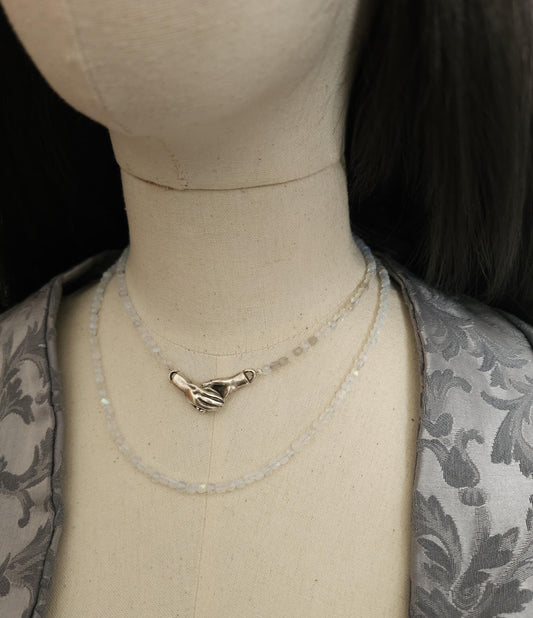 Handgefertigte Kette mit Handsymbolik-Magnetverschluss – Choker & Halskette im Set, Hochwertige tschechische Perlen in Opalith-Optik