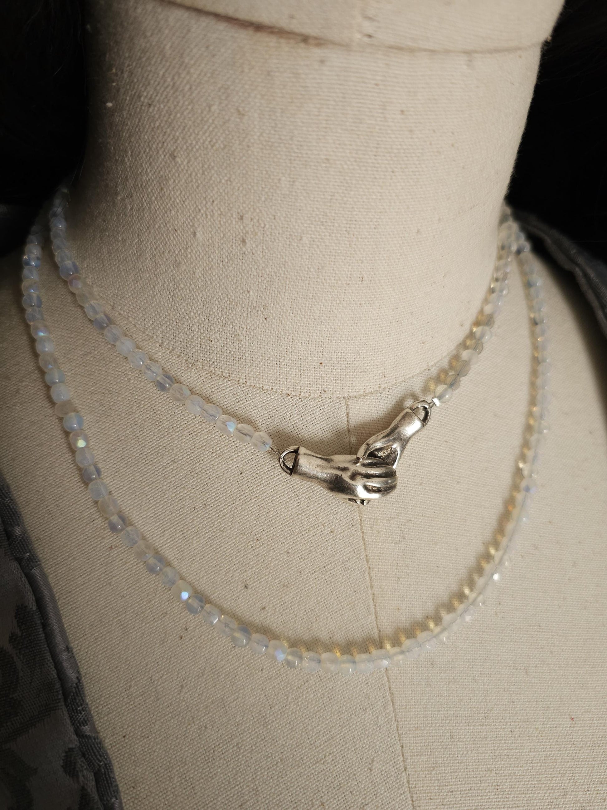 Handgefertigte Kette mit Handsymbolik-Magnetverschluss – Choker & Halskette im Set, Hochwertige tschechische Perlen in Opalith-Optik