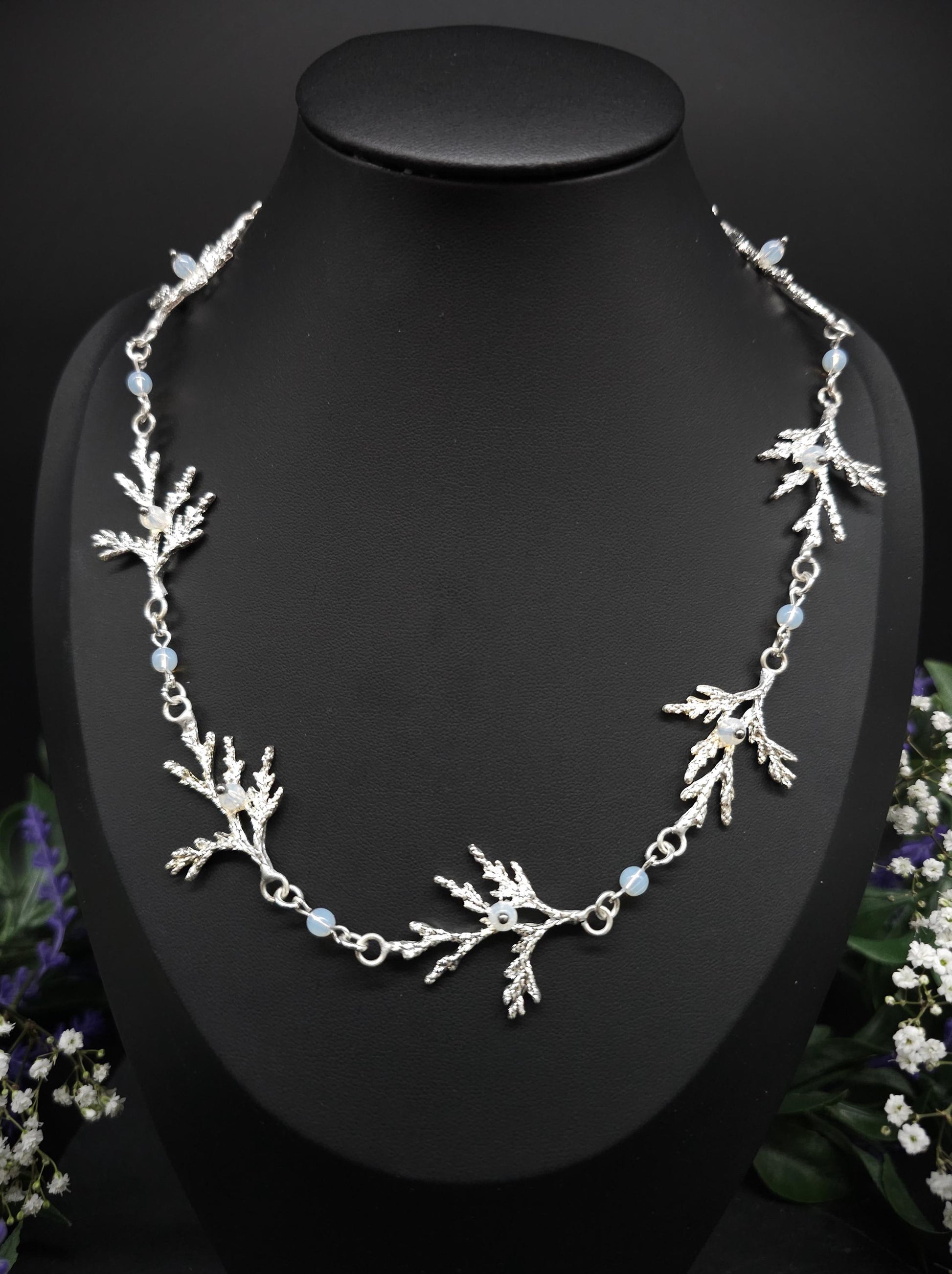 Zweig-Halskette mit Opalithperlen – Collier mit Naturmotiv, größenverstellbar – Eleganter Fantasy & Natur Schmuck