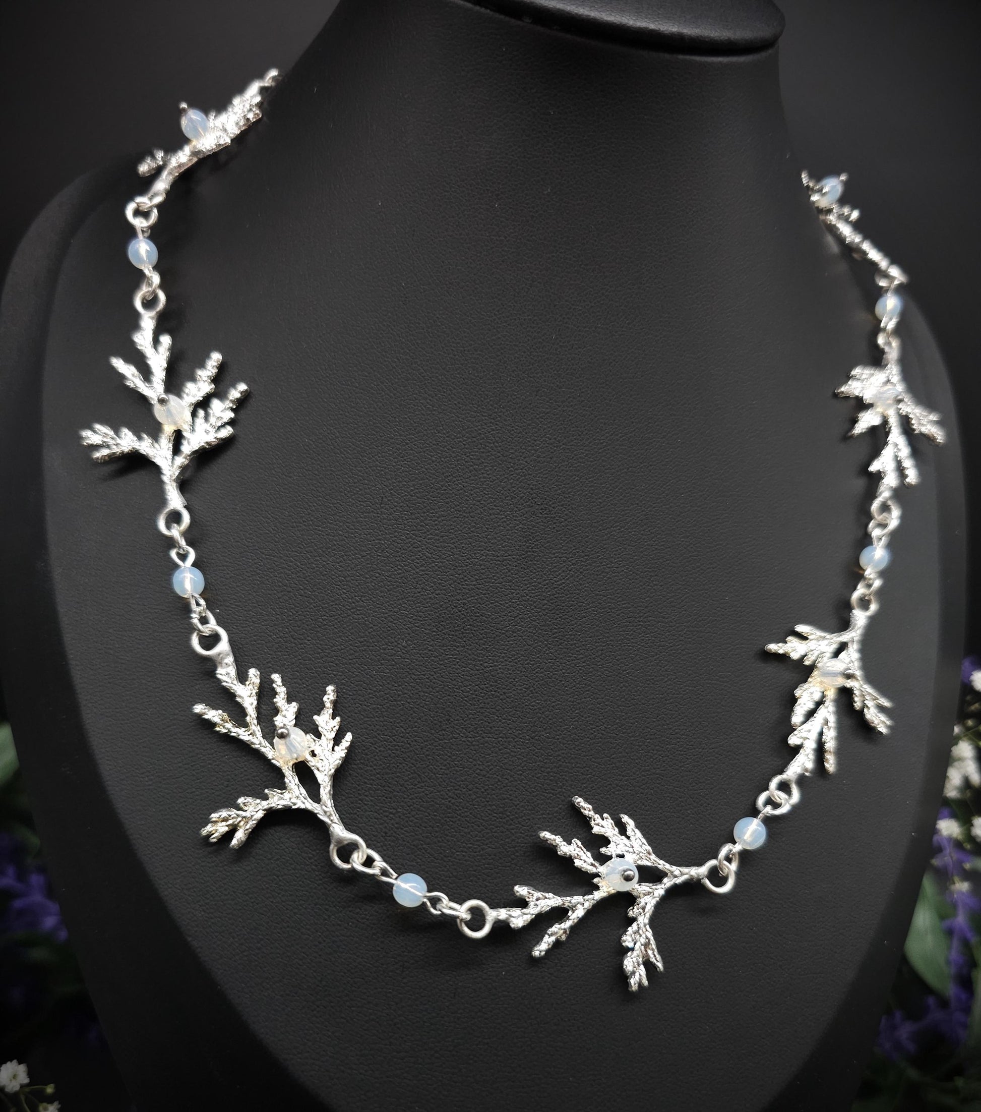 Zweig-Halskette mit Opalithperlen – Collier mit Naturmotiv, größenverstellbar – Eleganter Fantasy & Natur Schmuck