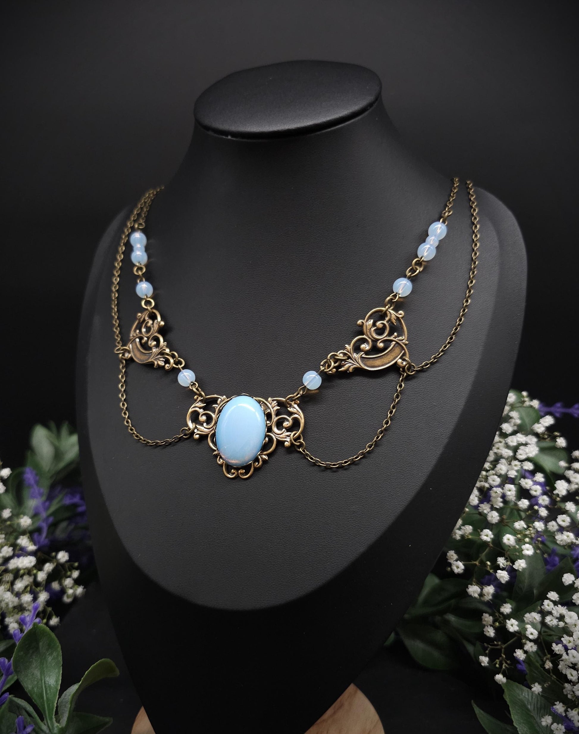 Art Nouveau Collier mit Opalith Cabochon & Perlen - Elfischer Jugendstil Schmuck - Größenverstellbare Halskette