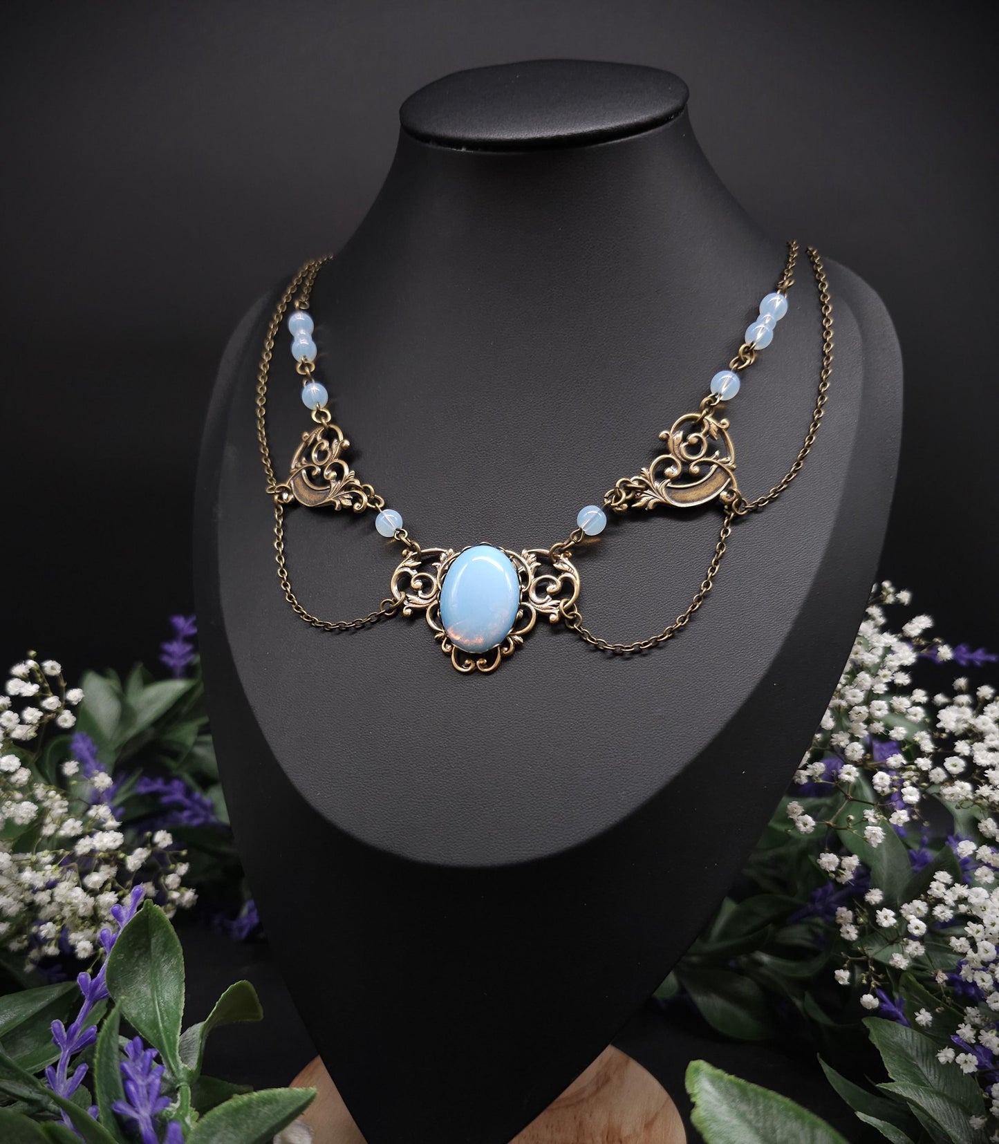 Art Nouveau Collier mit Opalith Cabochon & Perlen - Elfischer Jugendstil Schmuck - Größenverstellbare Halskette