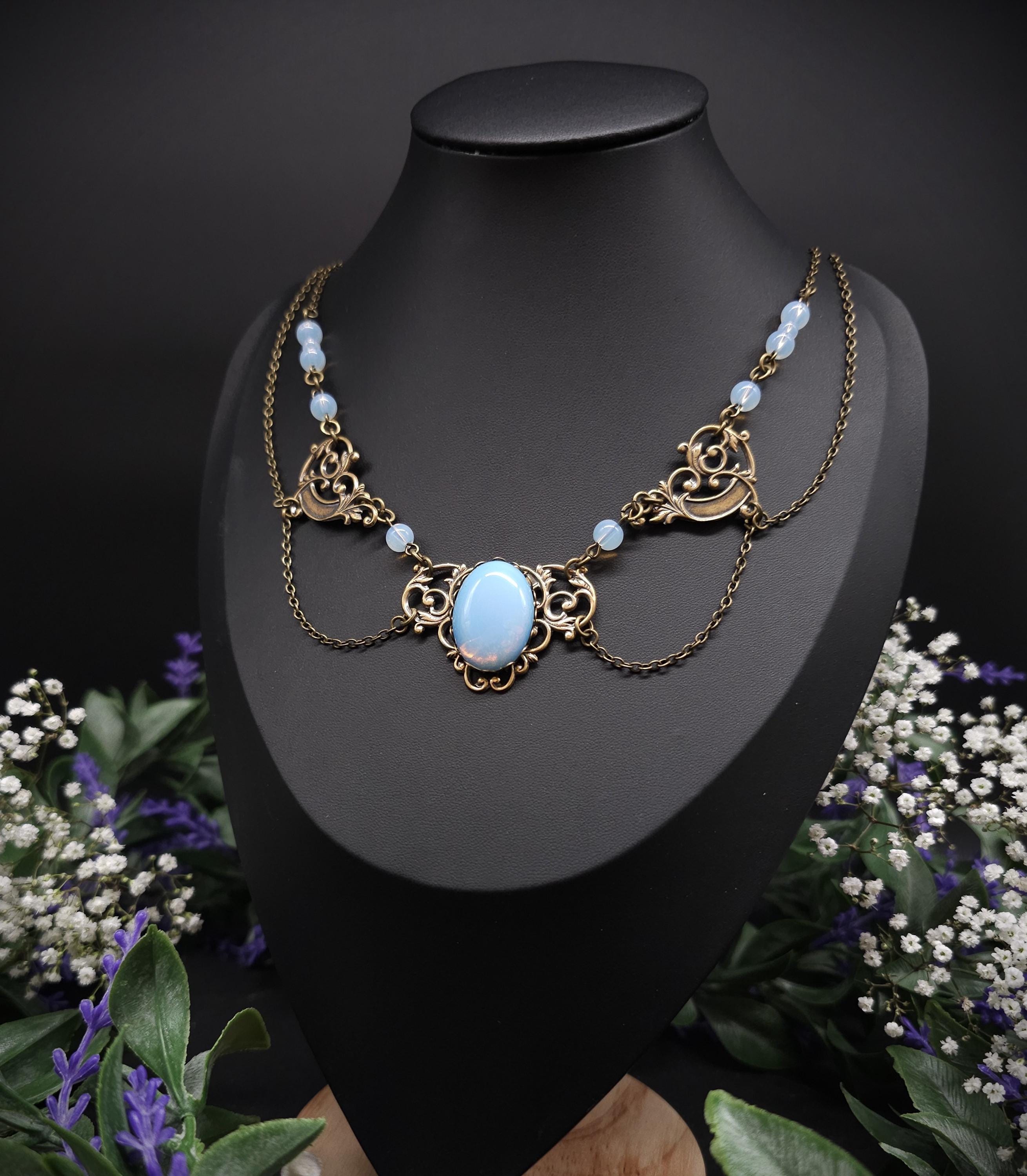 Art Nouveau Collier mit Opalith Cabochon & Perlen - Elfischer Jugendstil Schmuck - Größenverstellbare Halskette