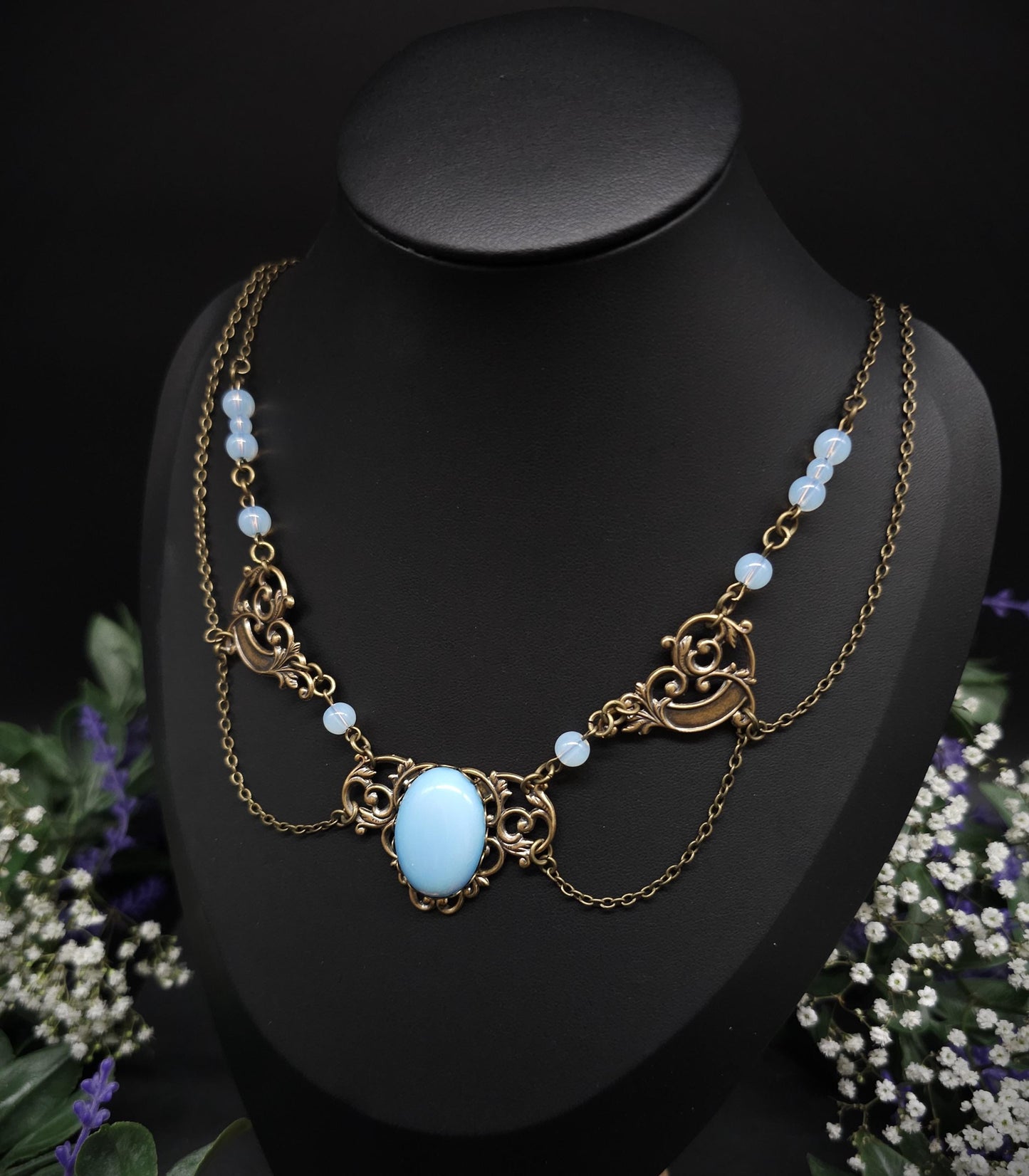 Art Nouveau Collier mit Opalith Cabochon & Perlen - Elfischer Jugendstil Schmuck - Größenverstellbare Halskette