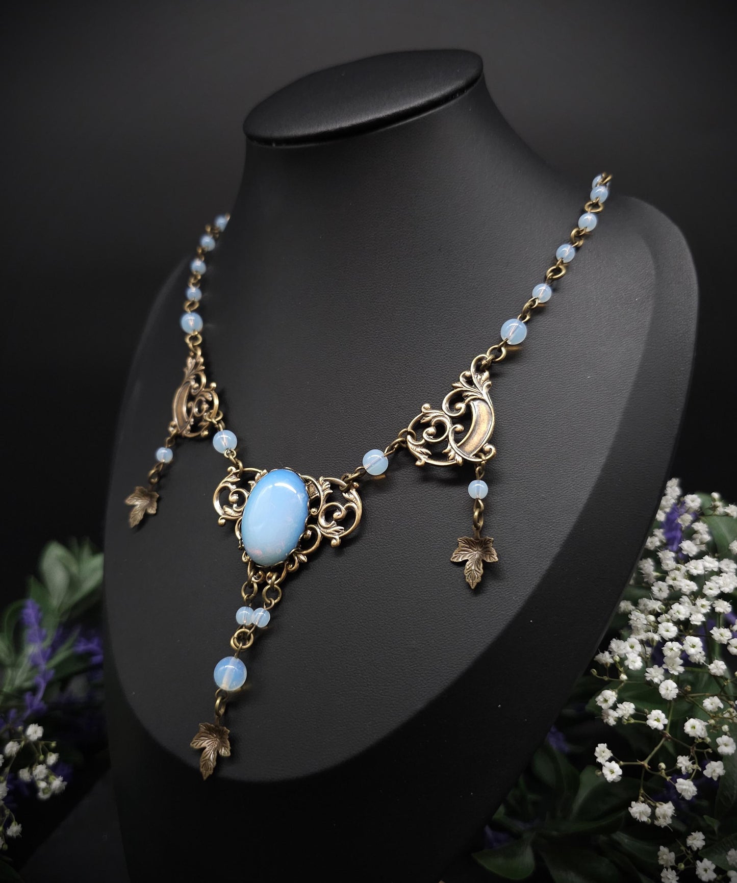 Bronzefarbenes Art Nouveau Collier - Opalithperlen & Blattanhängern - Größenverstellbare Jugendstil Halskette - romantischer Schmuck