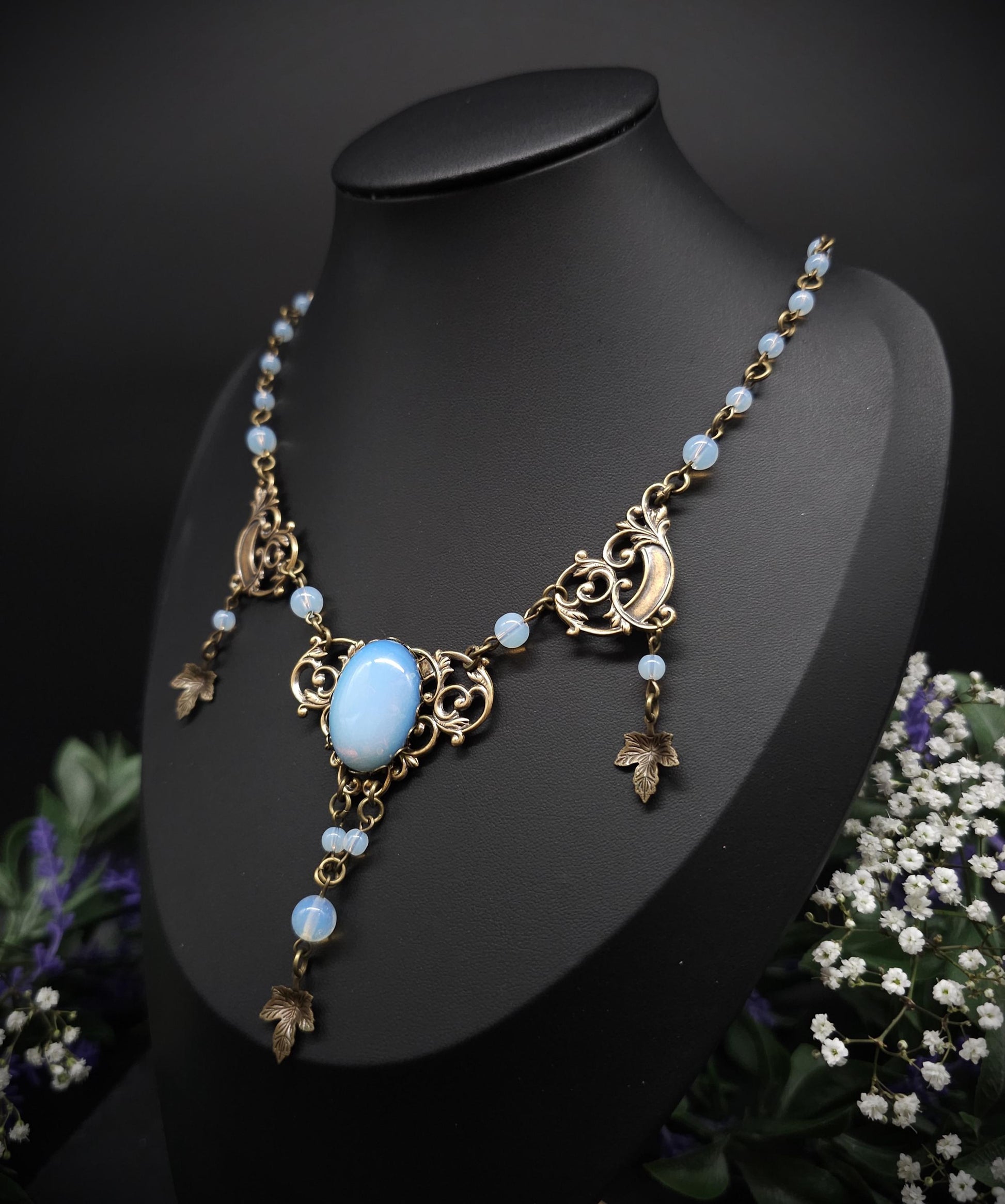 Bronzefarbenes Art Nouveau Collier - Opalithperlen & Blattanhängern - Größenverstellbare Jugendstil Halskette - romantischer Schmuck