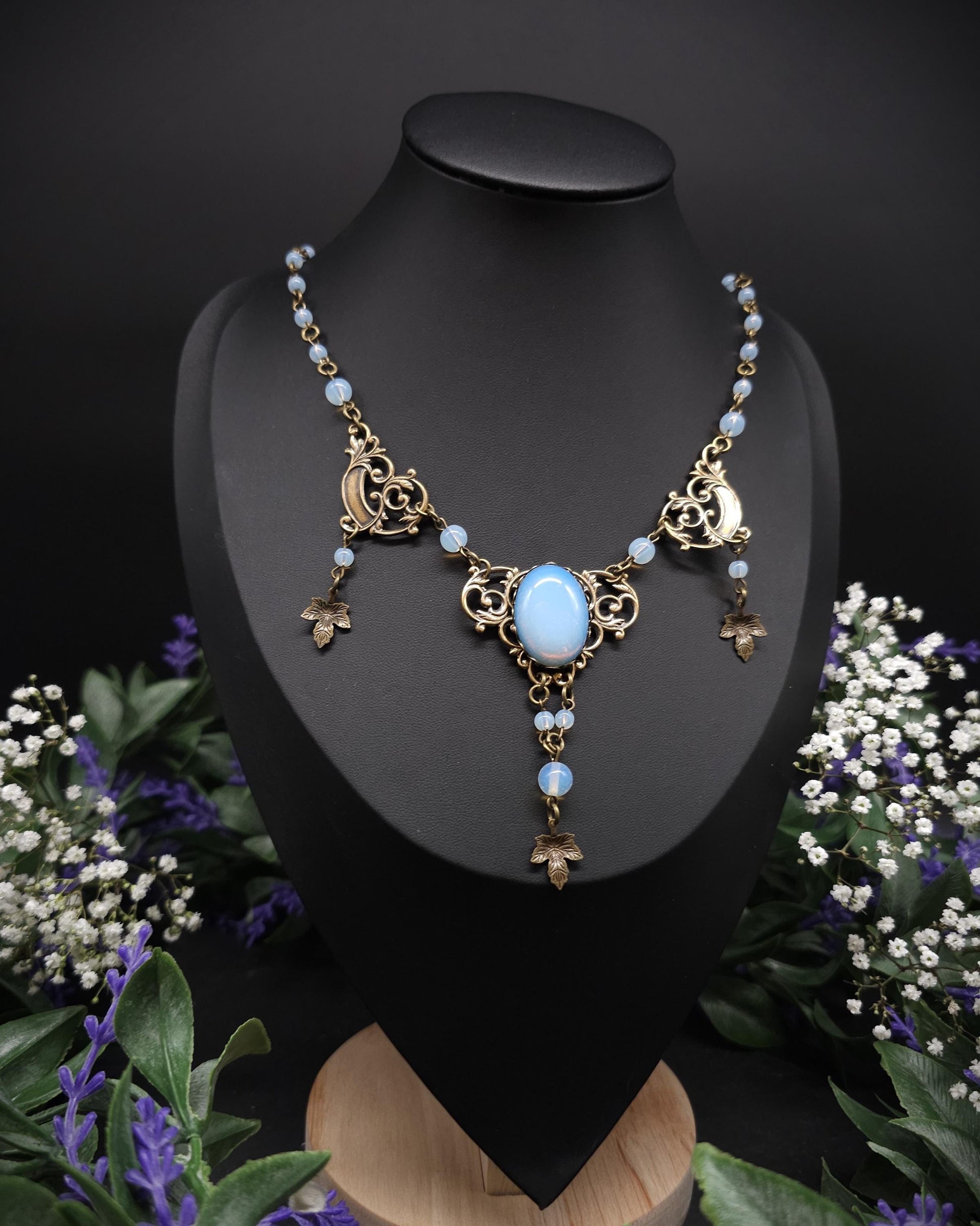 Bronzefarbenes Art Nouveau Collier - Opalithperlen & Blattanhängern - Größenverstellbare Jugendstil Halskette - romantischer Schmuck