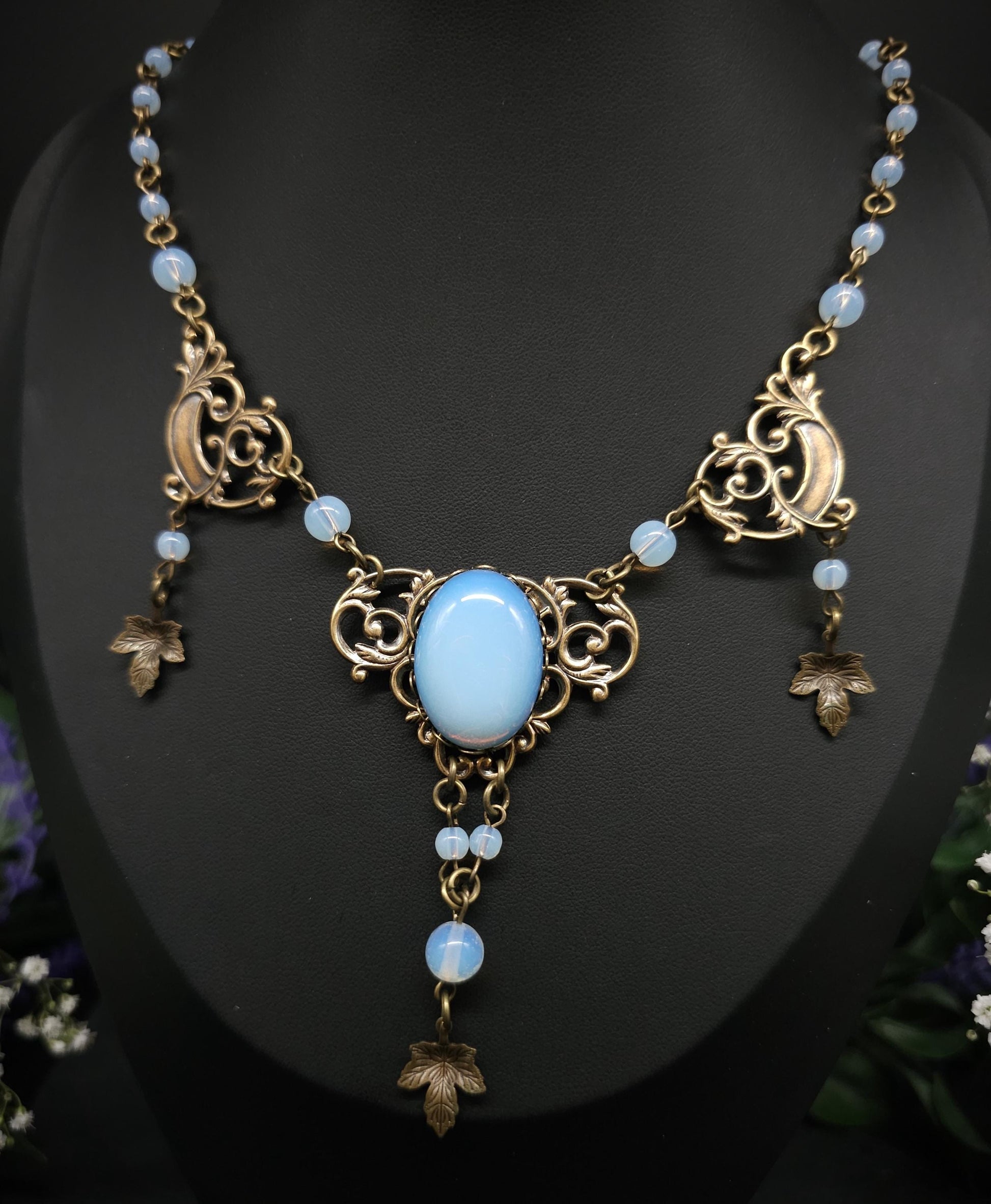 Bronzefarbenes Art Nouveau Collier - Opalithperlen & Blattanhängern - Größenverstellbare Jugendstil Halskette - romantischer Schmuck