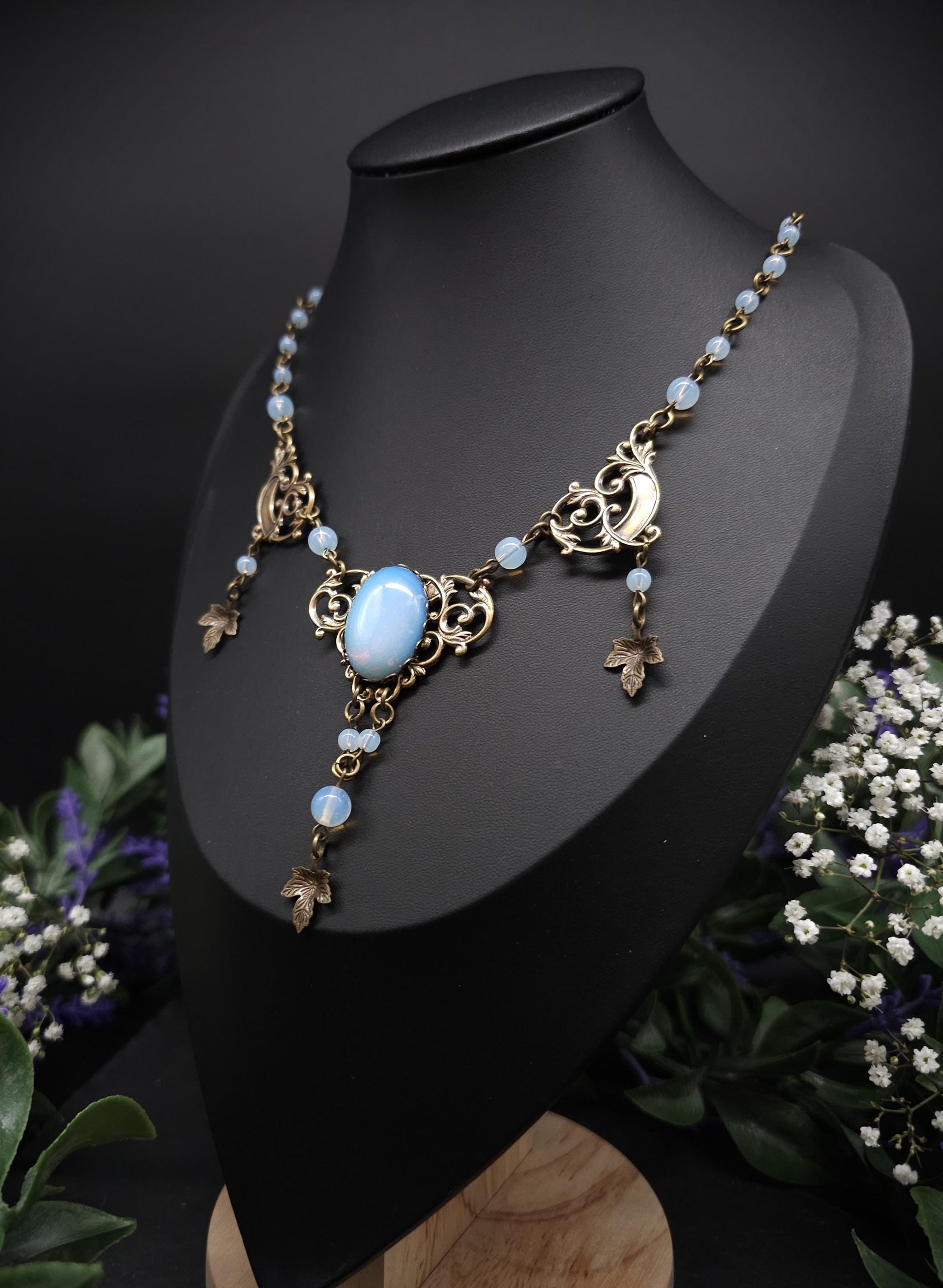 Bronzefarbenes Art Nouveau Collier - Opalithperlen & Blattanhängern - Größenverstellbare Jugendstil Halskette - romantischer Schmuck