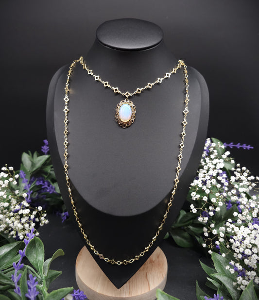 Goldfarbene Renaissance / Jugendstil Halskette mit Opalith Cabochon – Tudor-inspiriertes Collier, größenverstellbar