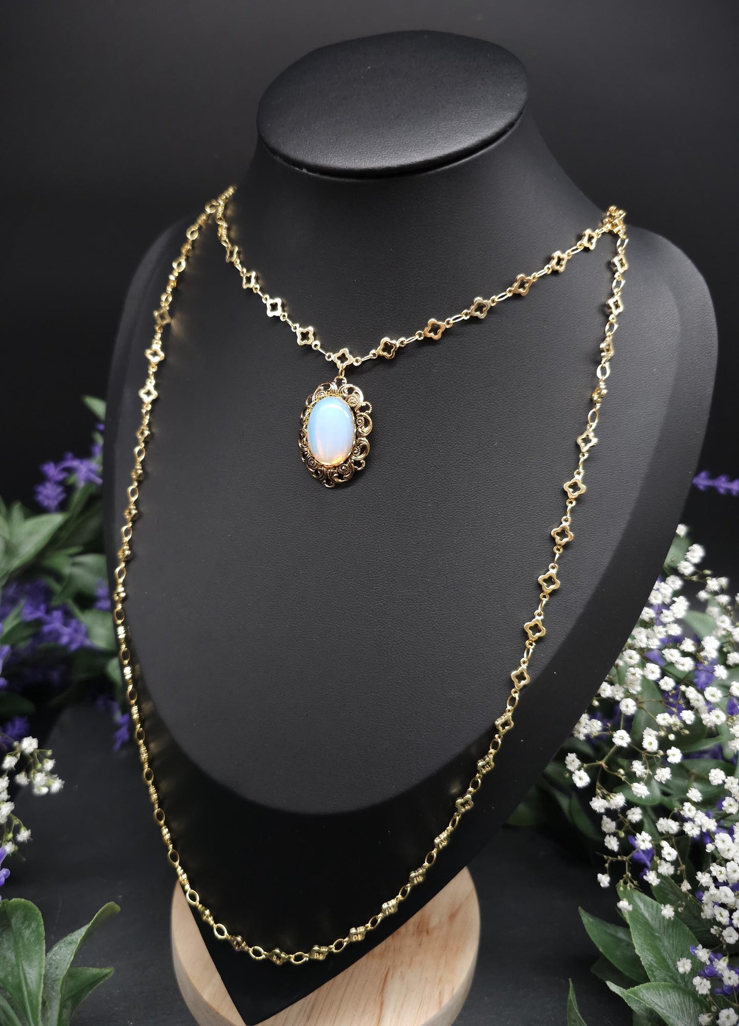 Goldfarbene Renaissance / Jugendstil Halskette mit Opalith Cabochon – Tudor-inspiriertes Collier, größenverstellbar