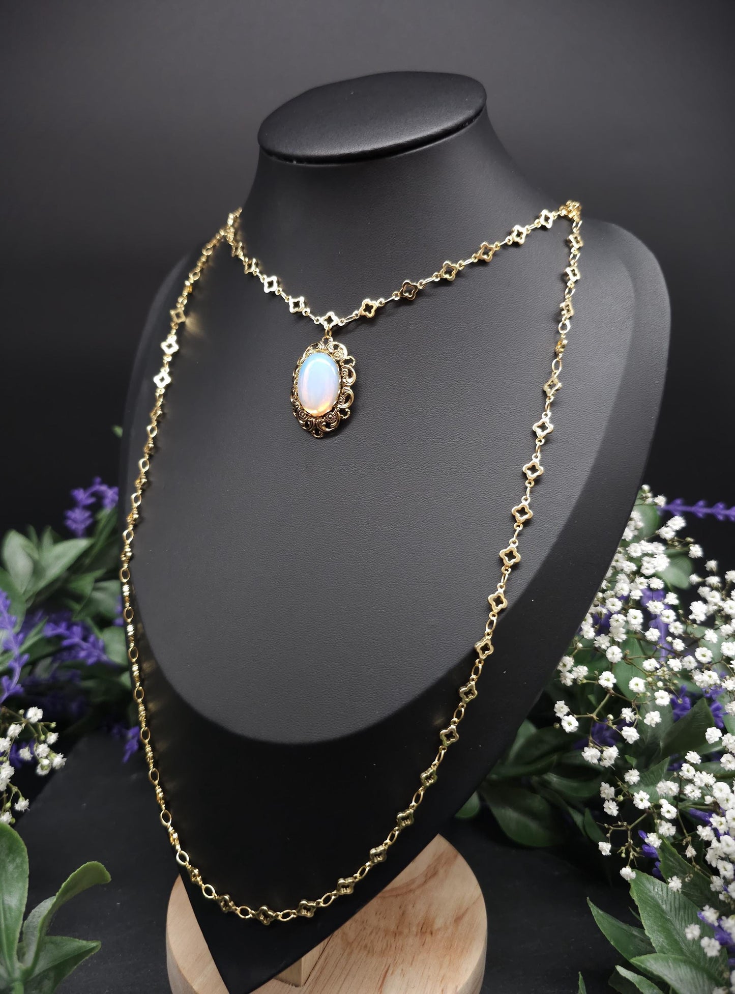 Goldfarbene Renaissance / Jugendstil Halskette mit Opalith Cabochon – Tudor-inspiriertes Collier, größenverstellbar