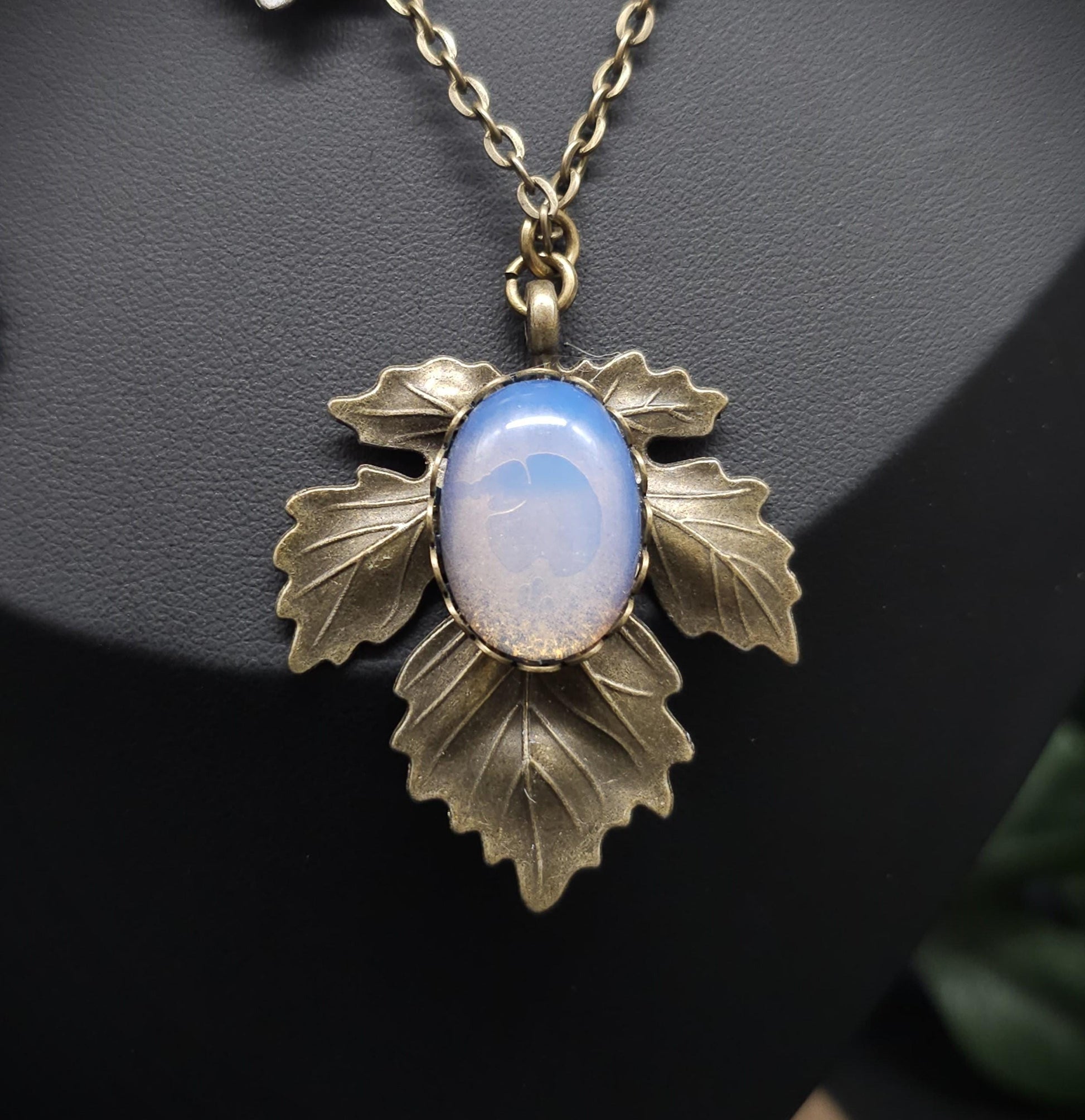 Zarte Blatt Halskette – Varianten: Labradorit und Opalith – Natur & Elfen inspirierter Schmuck, bronzefarben oder silberfarben