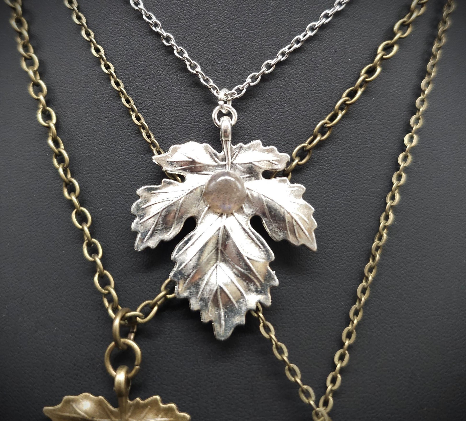 Zarte Blatt Halskette – Varianten: Labradorit und Opalith – Natur & Elfen inspirierter Schmuck, bronzefarben oder silberfarben